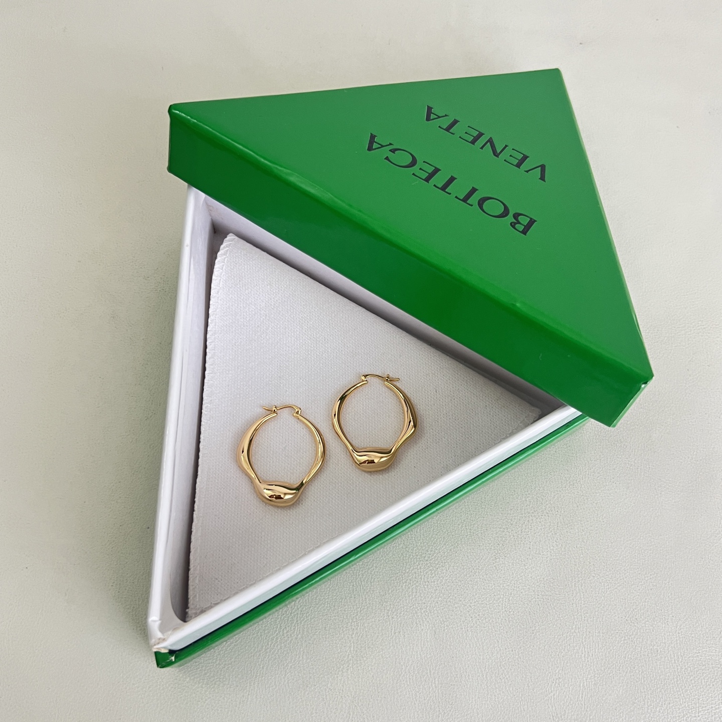 】Bottega Veneta 🆕BV耳环  金属感十足  特别特别赞，整体细节非常令人惊喜，设计感十足