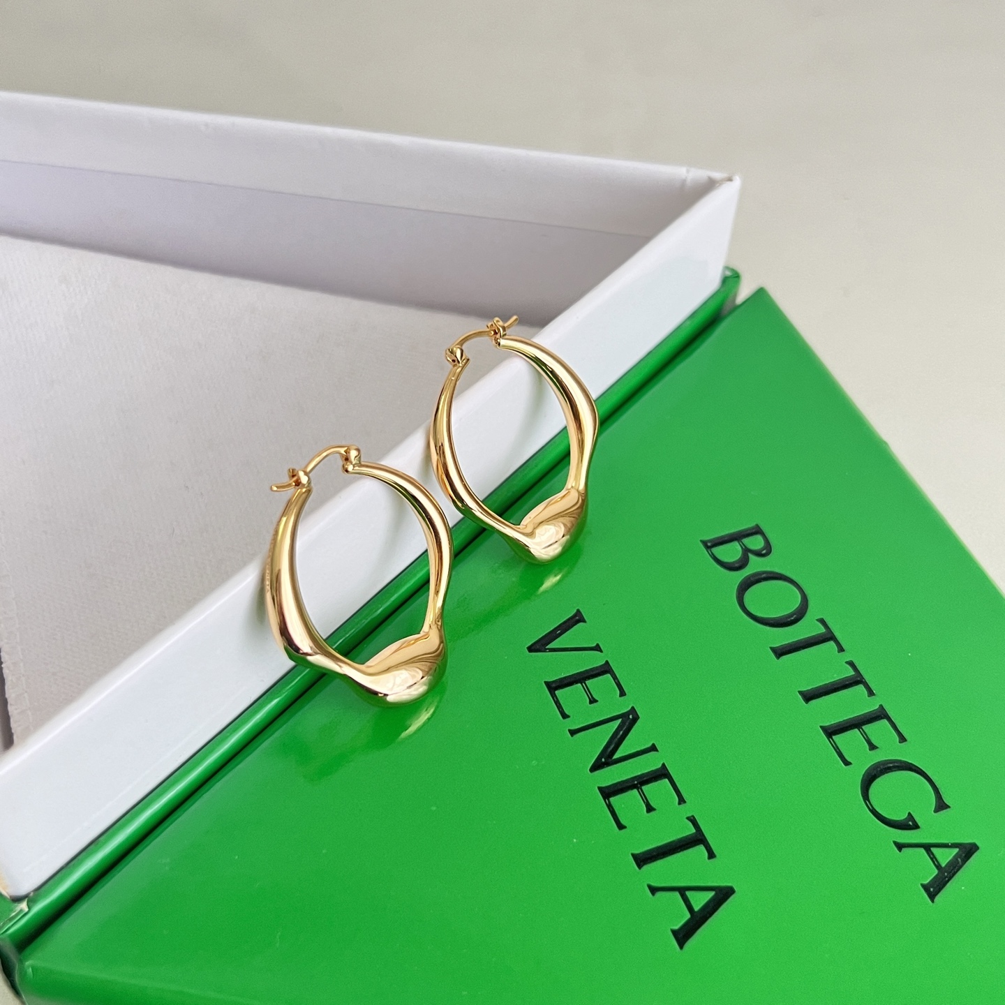】Bottega Veneta 🆕BV耳环  金属感十足  特别特别赞，整体细节非常令人惊喜，设计感十足