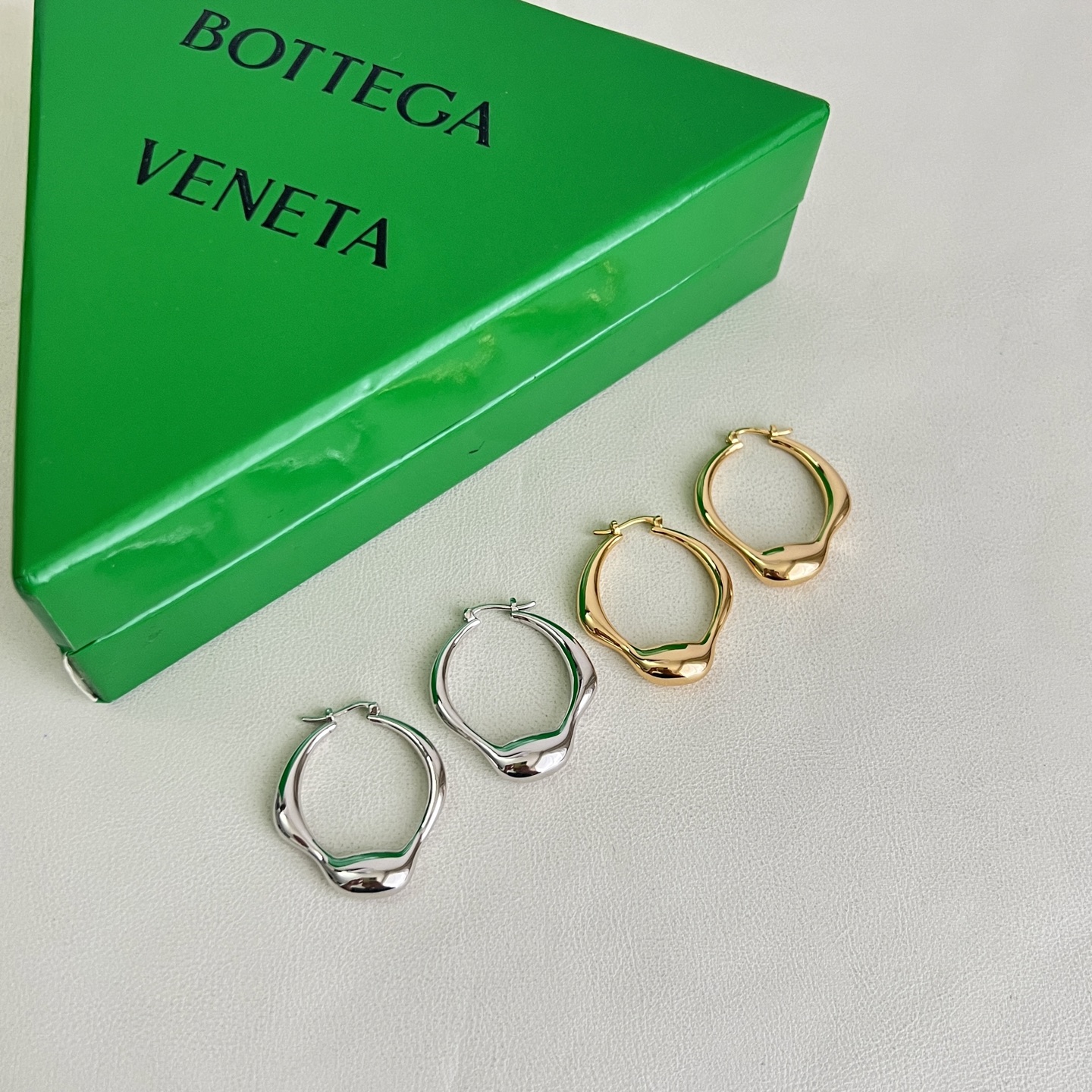 】Bottega Veneta 🆕BV耳环  金属感十足  特别特别赞，整体细节非常令人惊喜，设计感十足