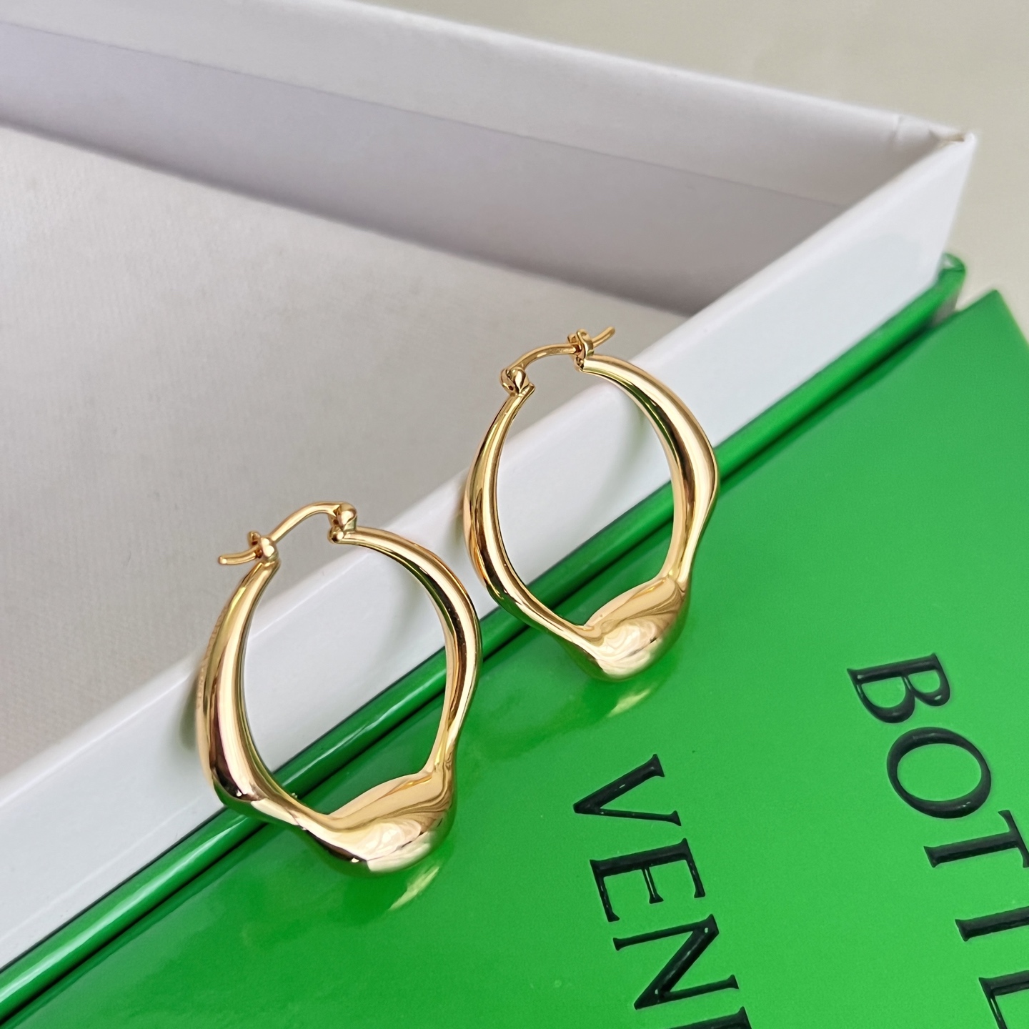 】Bottega Veneta 🆕BV耳环  金属感十足  特别特别赞，整体细节非常令人惊喜，设计感十足