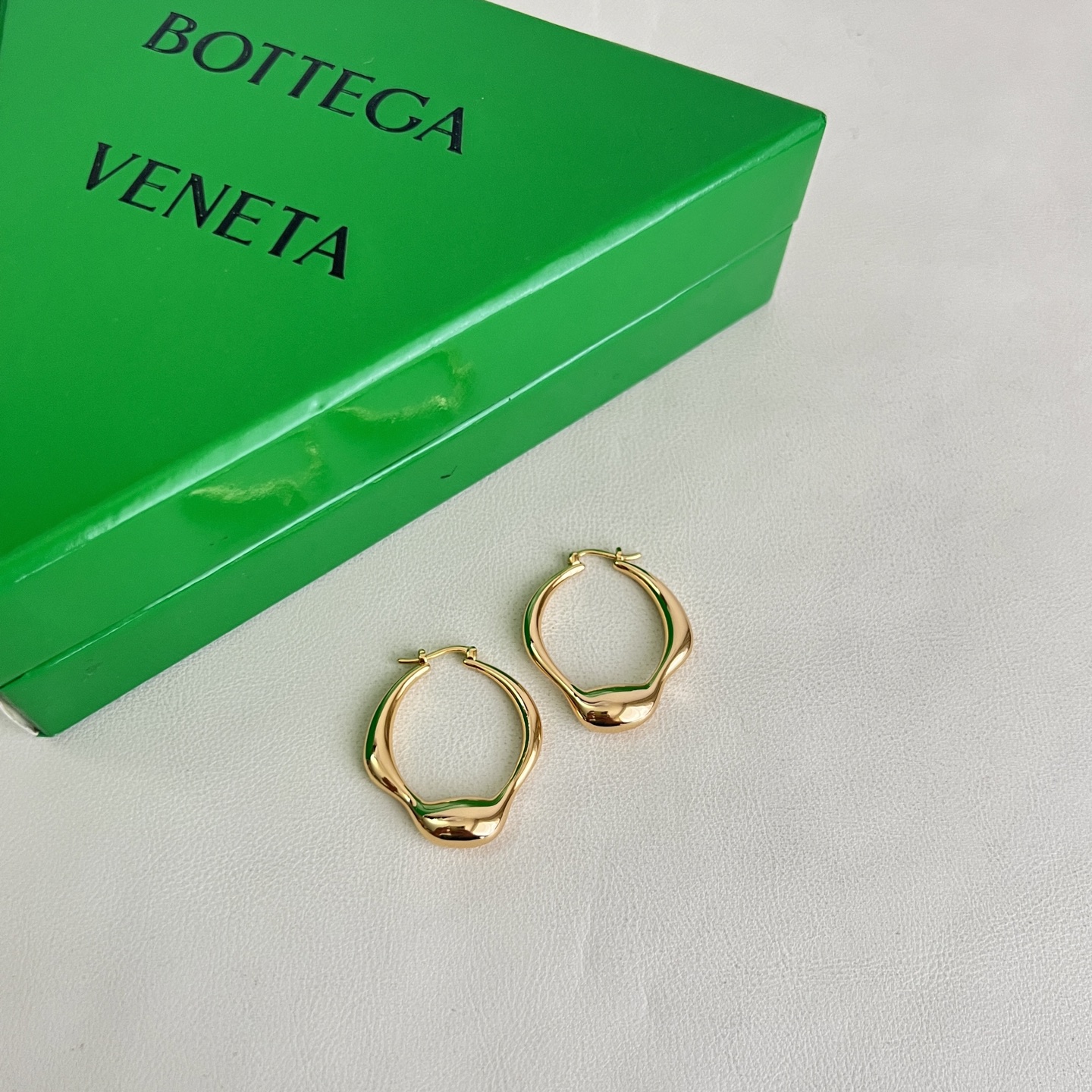 】Bottega Veneta 🆕BV耳环  金属感十足  特别特别赞，整体细节非常令人惊喜，设计感十足