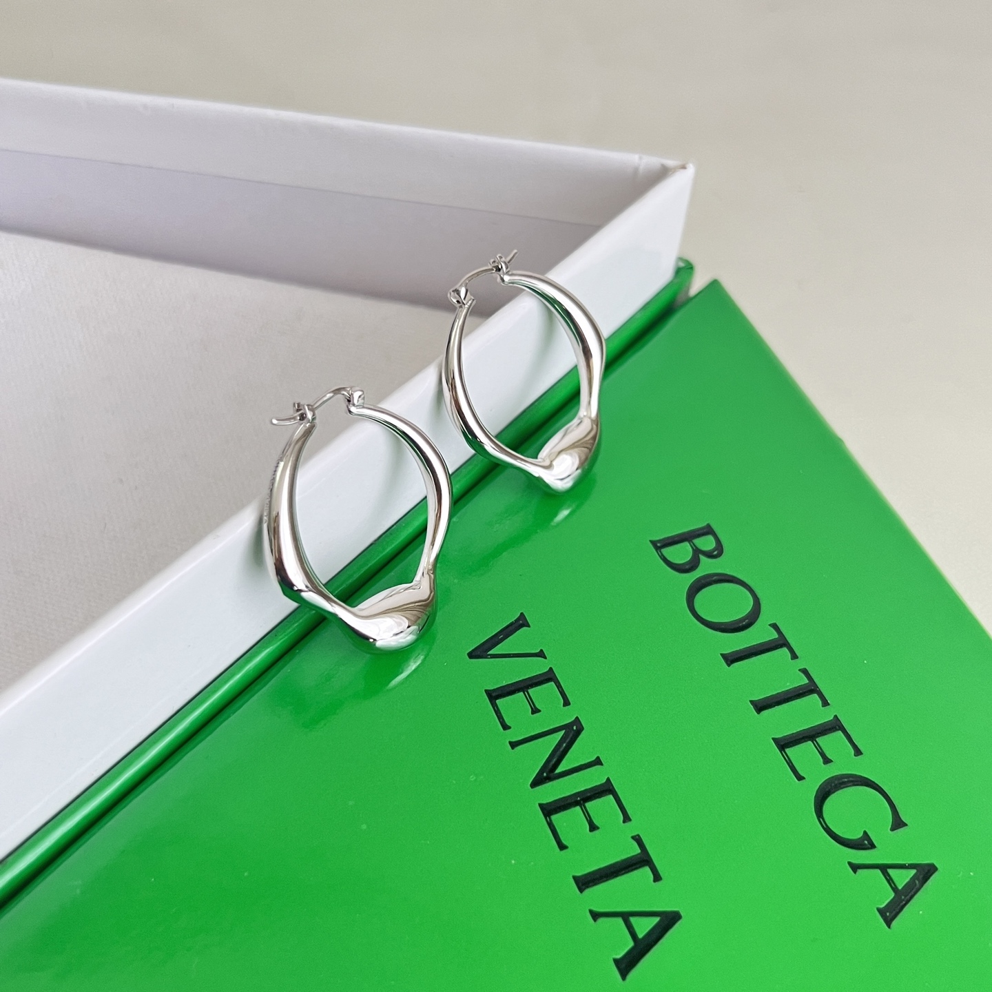 】Bottega Veneta 🆕BV耳环  金属感十足  特别特别赞，整体细节非常令人惊喜，设计感十足