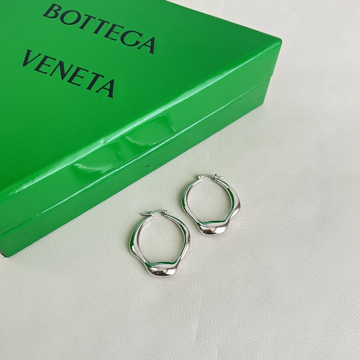 】Bottega Veneta 🆕BV耳环  金属感十足  特别特别赞，整体细节非常令人惊喜，设计感十足