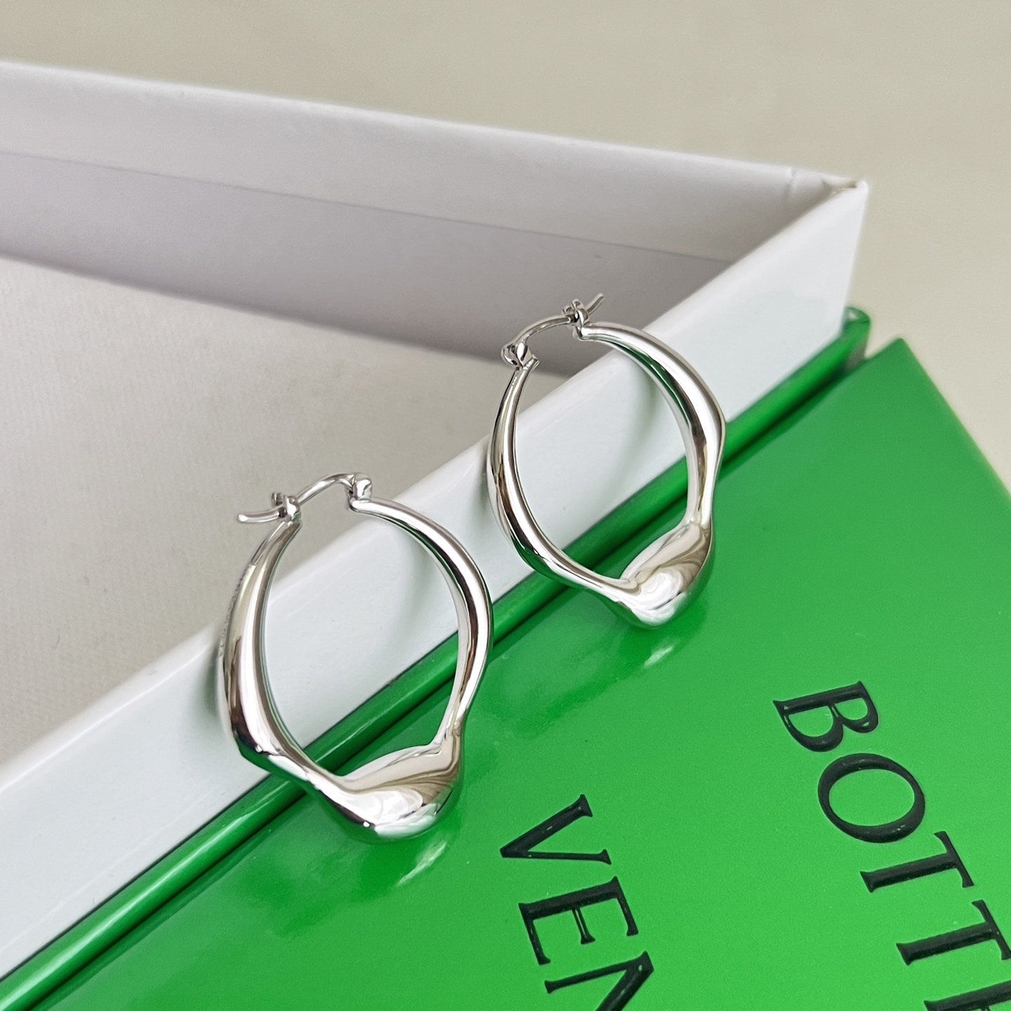 】Bottega Veneta 🆕BV耳环  金属感十足  特别特别赞，整体细节非常令人惊喜，设计感十足