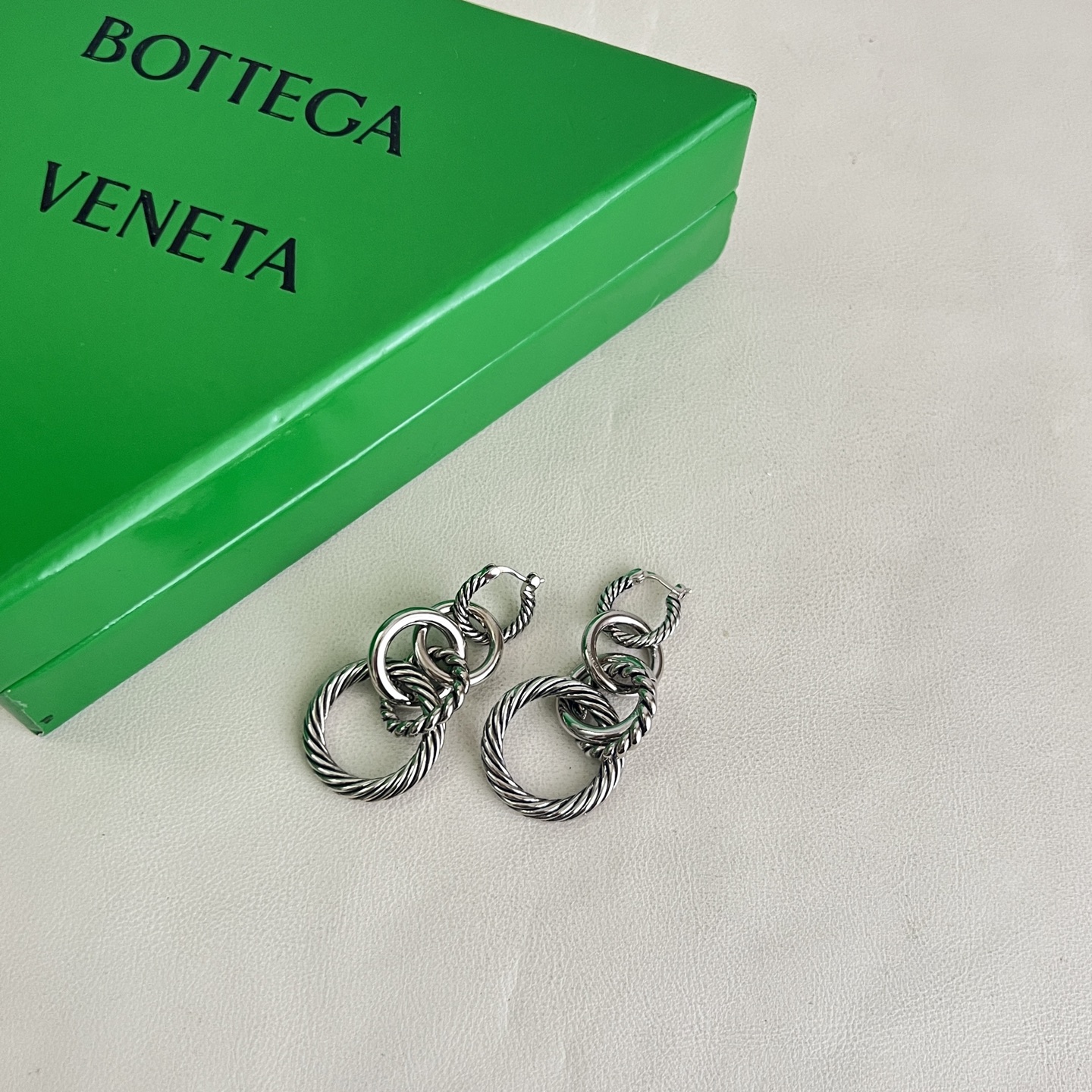 】Bottega Veneta 🆕BV耳环  金属感十足  特别特别赞，整体细节非常令人惊喜，设计感十足