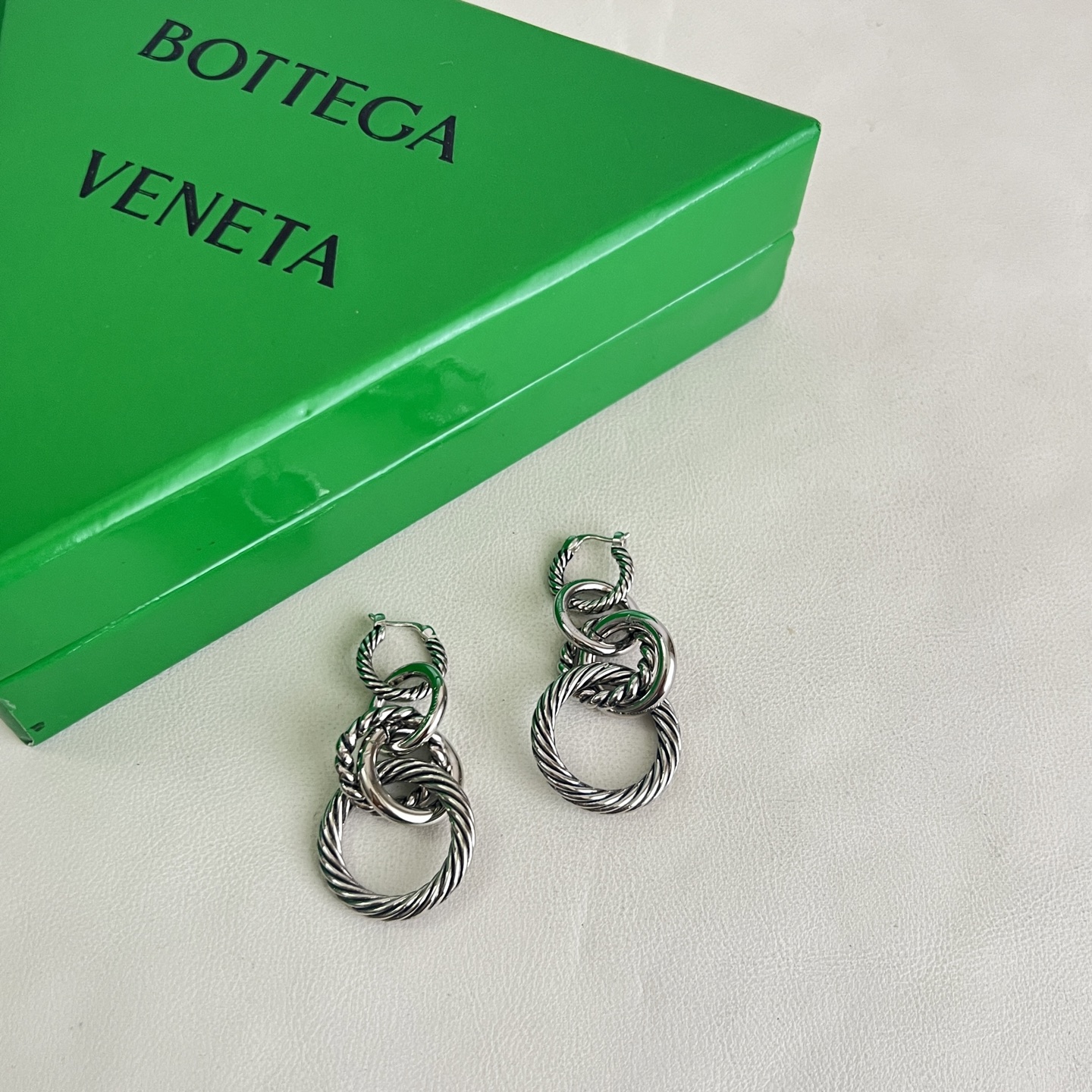 】Bottega Veneta 🆕BV耳环  金属感十足  特别特别赞，整体细节非常令人惊喜，设计感十足