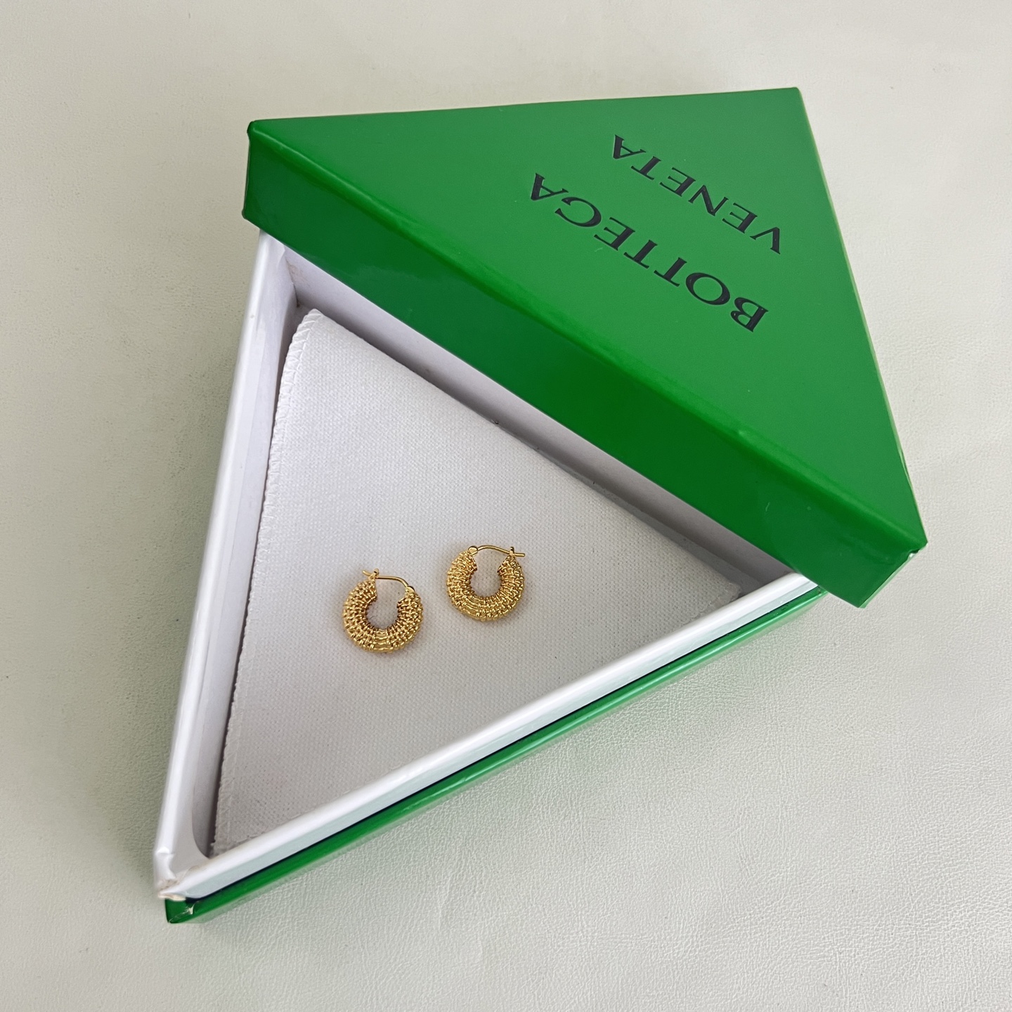 】Bottega Veneta 🆕BV耳环  金属感十足  特别特别赞，整体细节非常令人惊喜，设计感十足