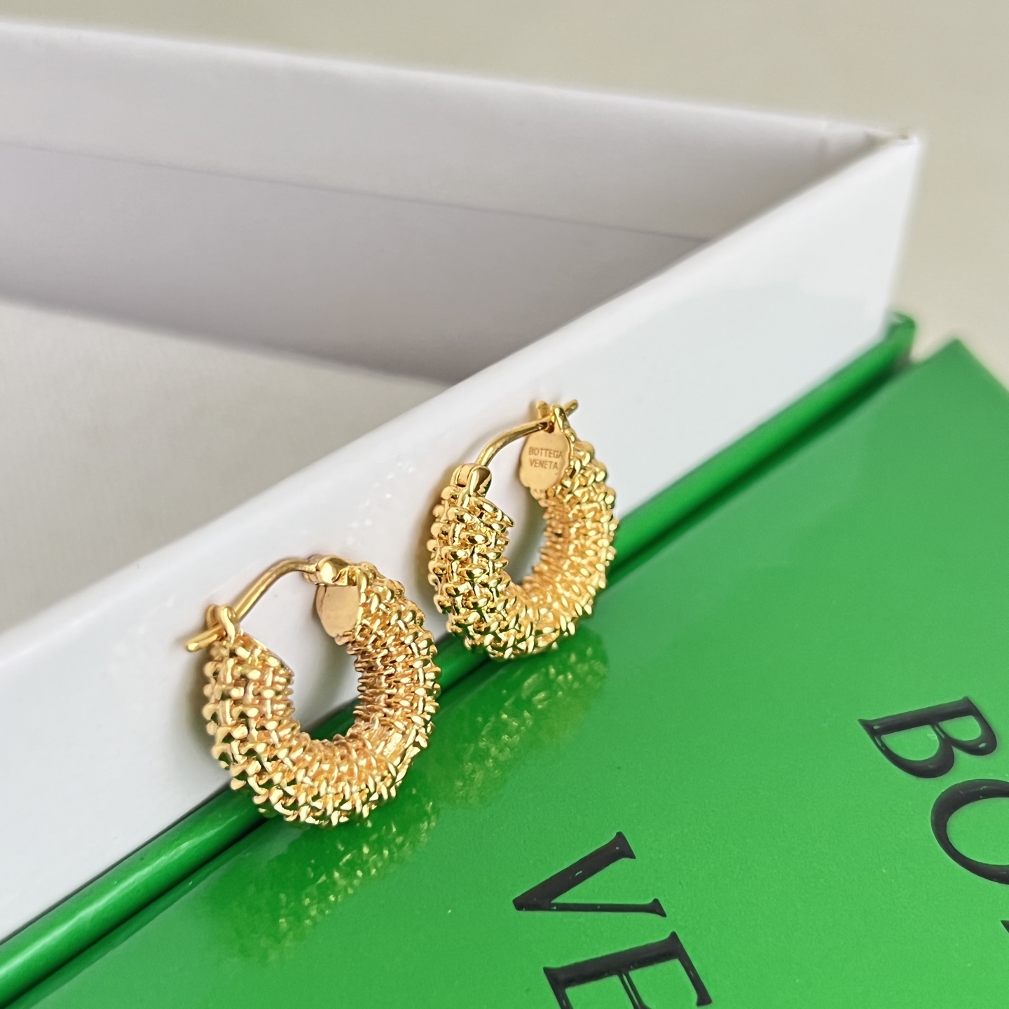 】Bottega Veneta 🆕BV耳环  金属感十足  特别特别赞，整体细节非常令人惊喜，设计感十足