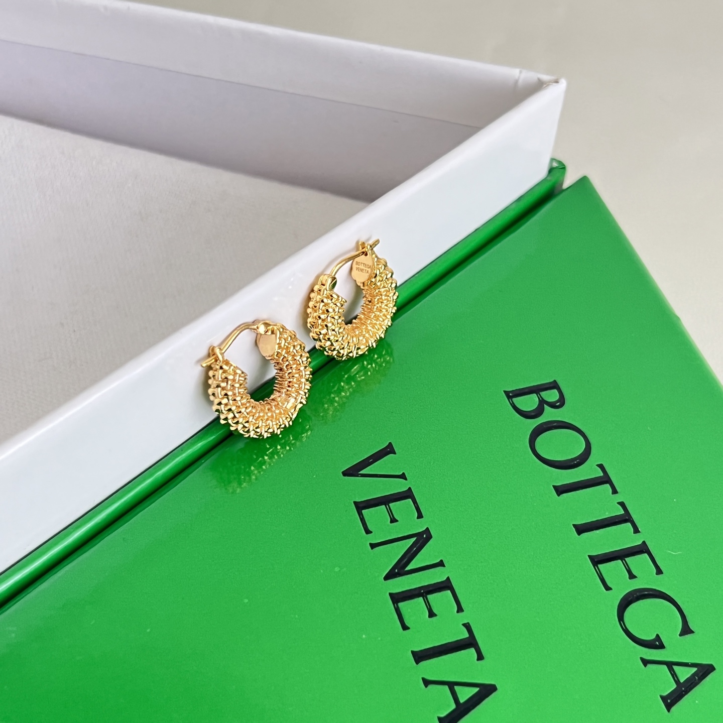 】Bottega Veneta 🆕BV耳环  金属感十足  特别特别赞，整体细节非常令人惊喜，设计感十足