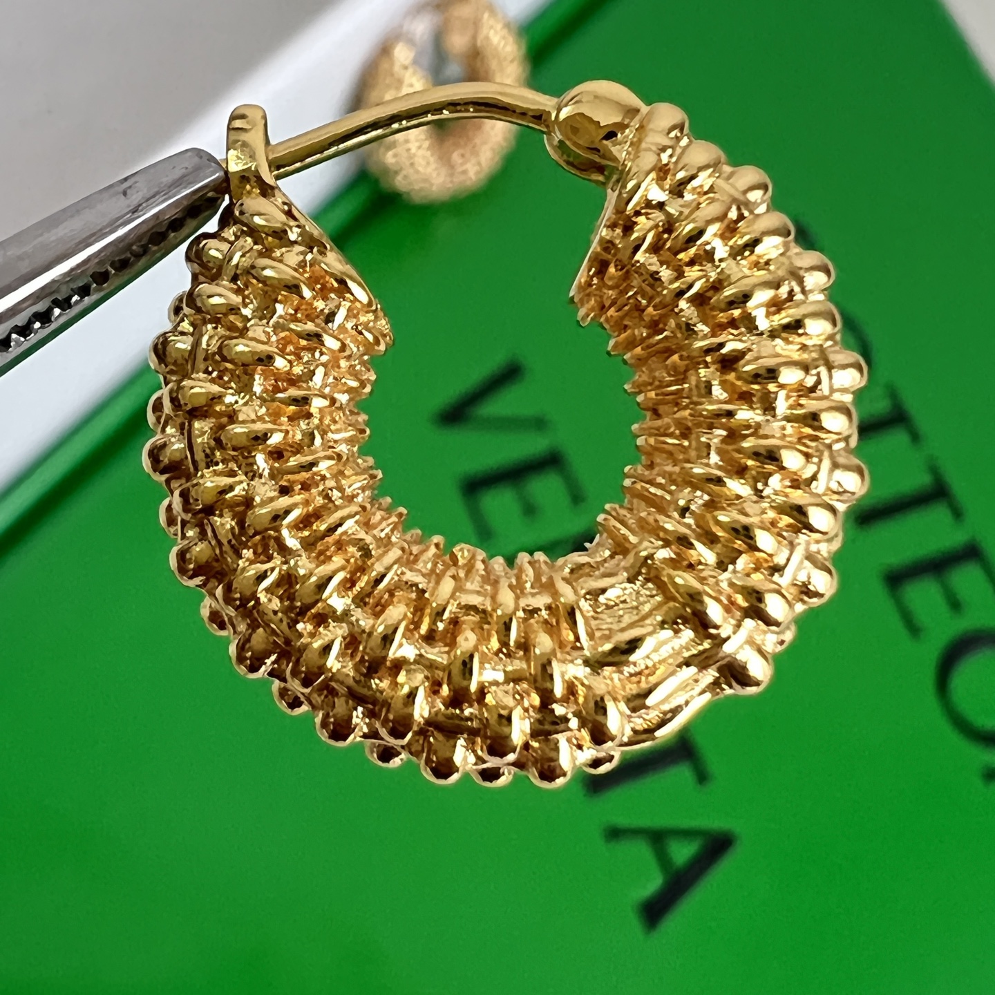 】Bottega Veneta 🆕BV耳环  金属感十足  特别特别赞，整体细节非常令人惊喜，设计感十足