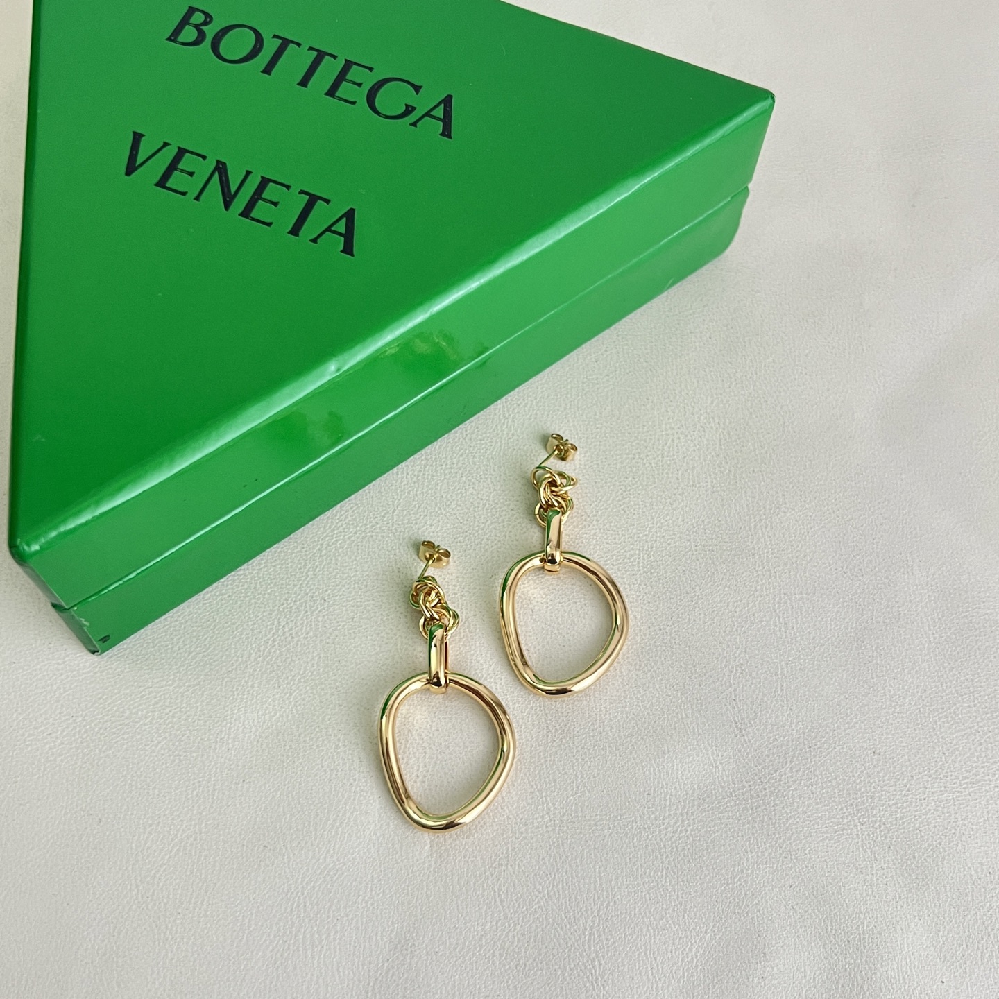 】Bottega Veneta 🆕BV耳环  金属感十足  特别特别赞，整体细节非常令人惊喜，设计感十足