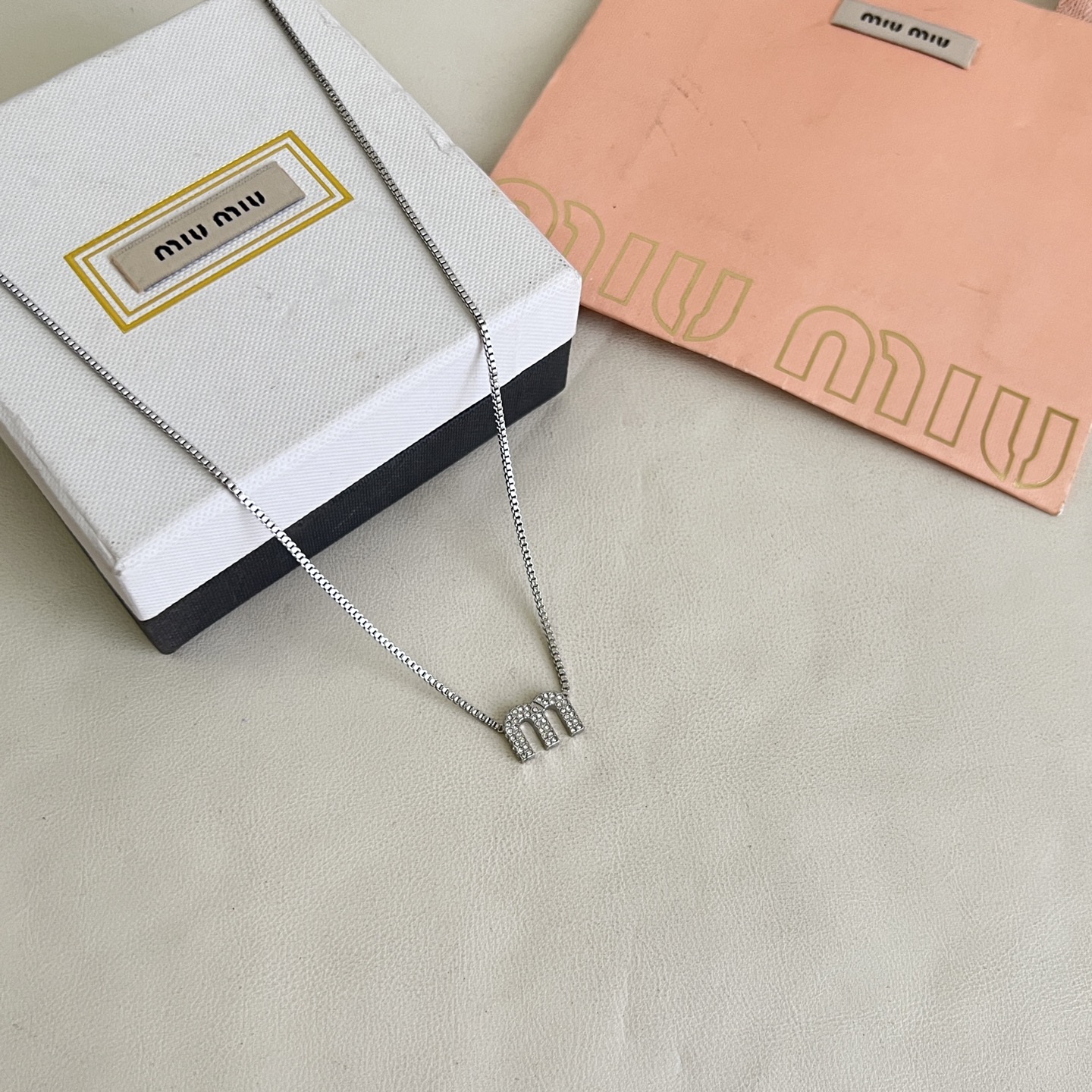 】miumiu 项链，设计感满满的小巧精致非常百搭。