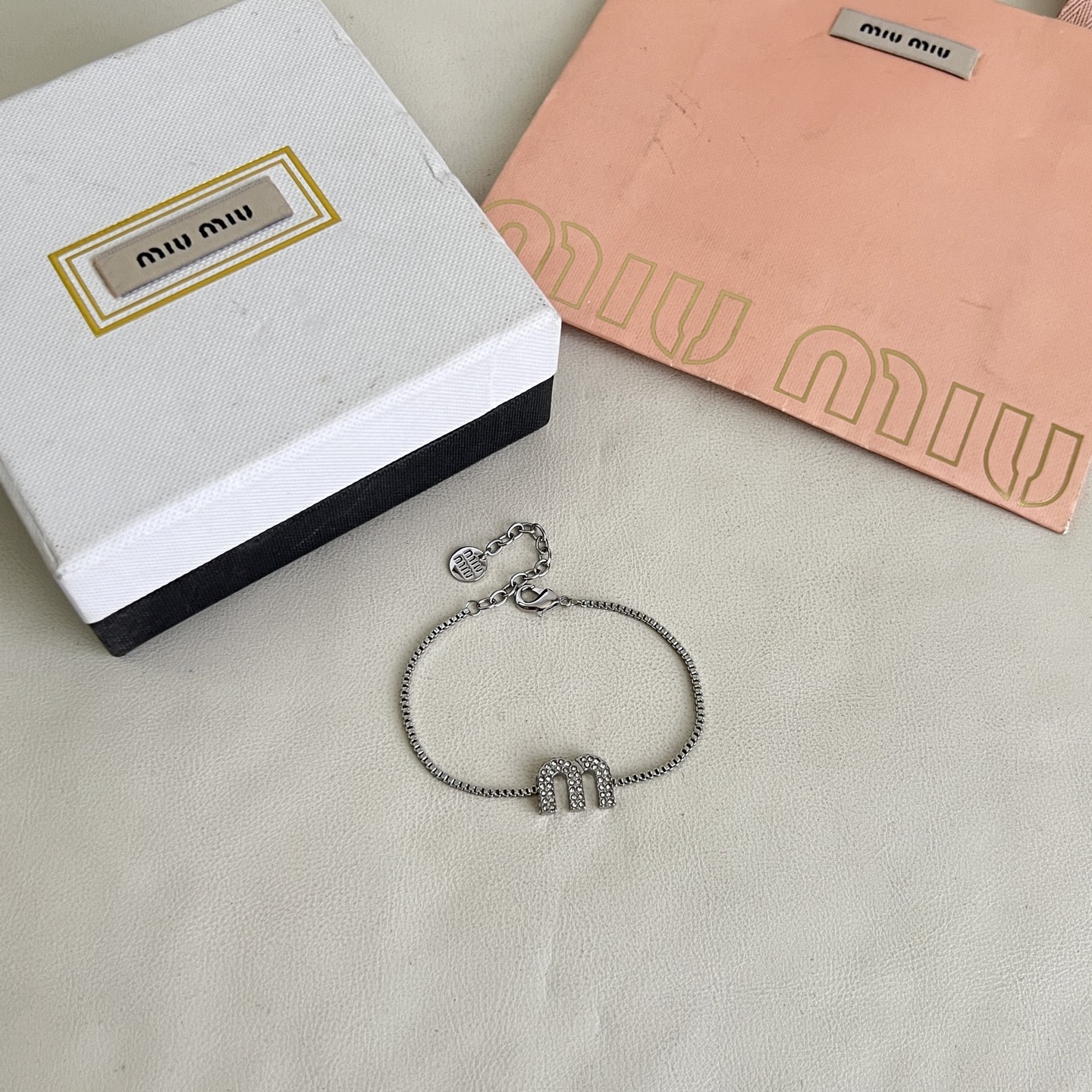 】miumiu 手链，设计感满满的小巧精致非常百搭。