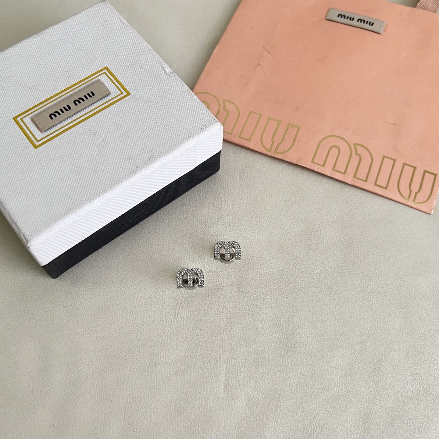 】miumiu 耳钉，设计感满满的小巧精致不挑脸型.非常百搭.