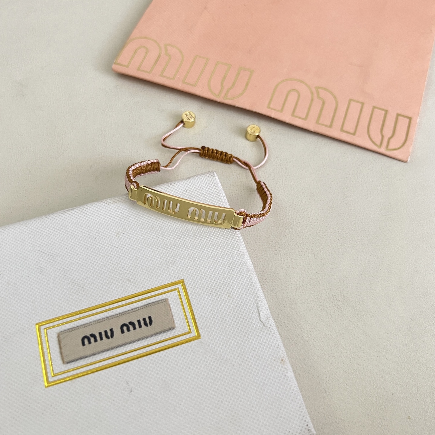 】miumiu 手链，设计感满满的小巧精致非常百搭。