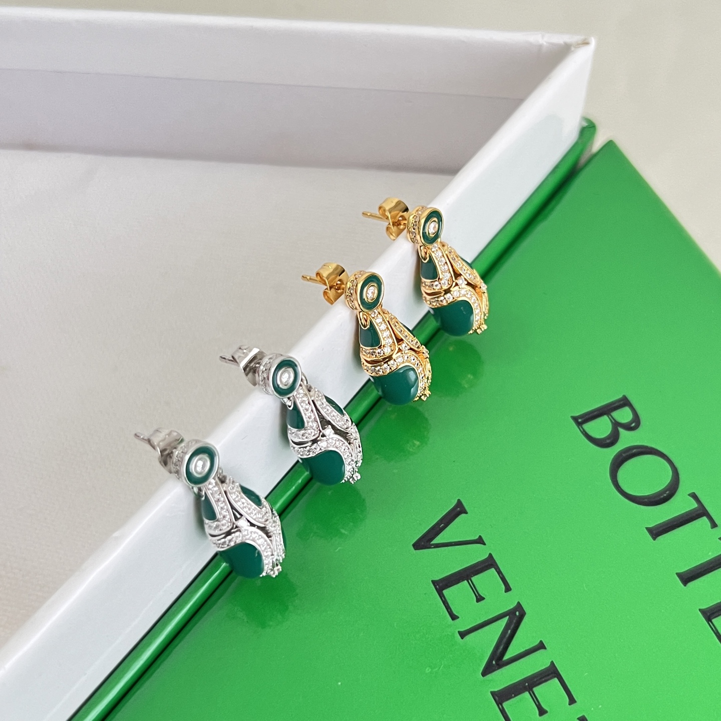 】Bottega Veneta 🆕BV耳钉  金属感十足  特别特别赞，整体细节非常令人惊喜，设计感十足