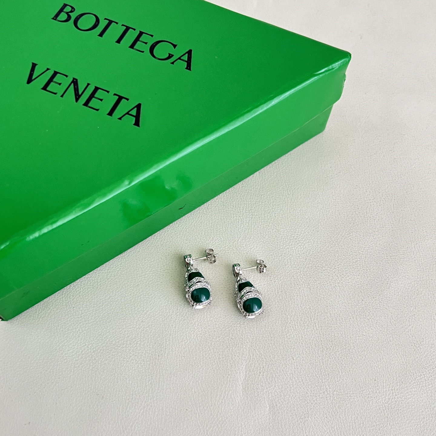 】Bottega Veneta 🆕BV耳钉  金属感十足  特别特别赞，整体细节非常令人惊喜，设计感十足