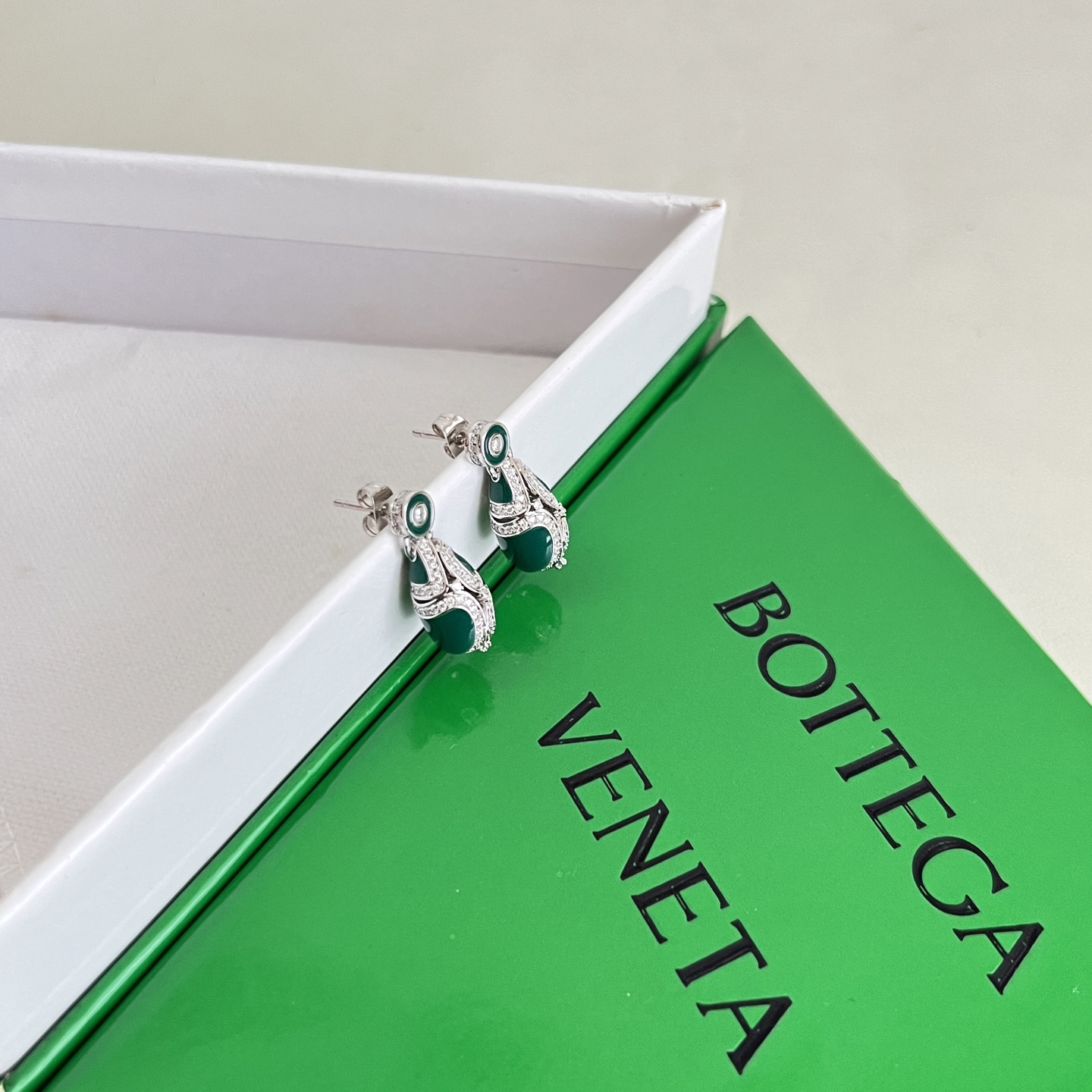 】Bottega Veneta 🆕BV耳钉  金属感十足  特别特别赞，整体细节非常令人惊喜，设计感十足