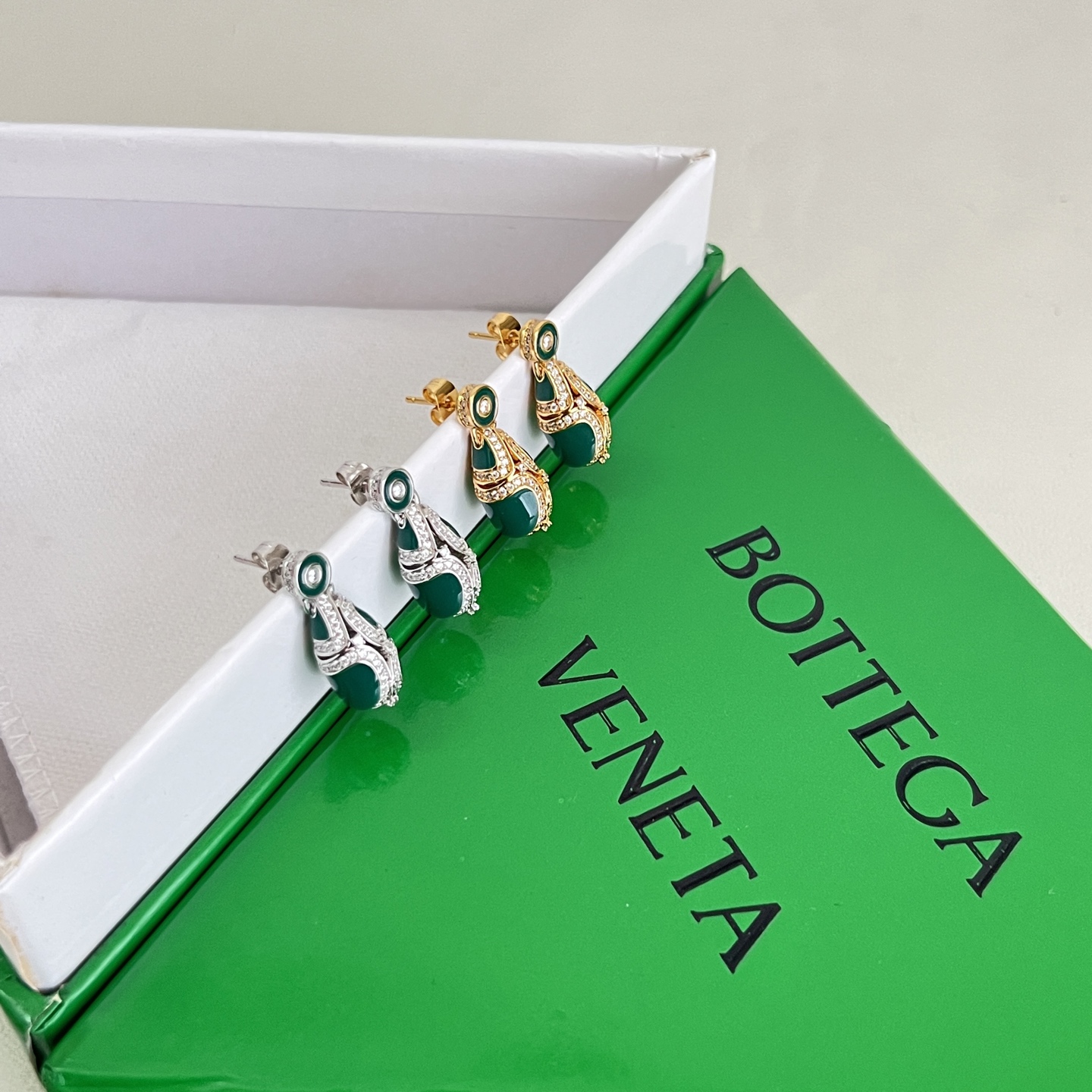 】Bottega Veneta 🆕BV耳钉  金属感十足  特别特别赞，整体细节非常令人惊喜，设计感十足