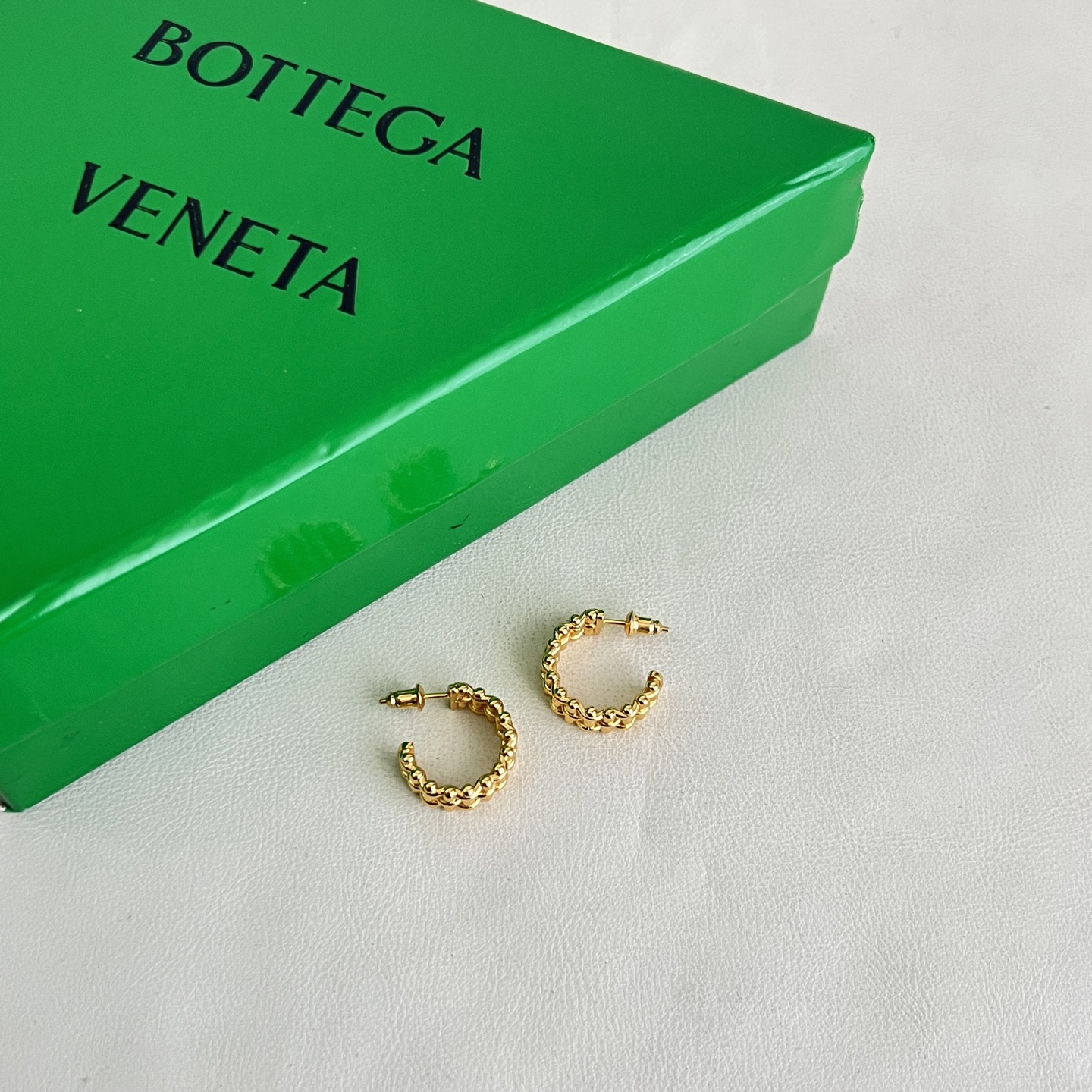 】Bottega Veneta 🆕BV耳钉  金属感十足  特别特别赞，整体细节非常令人惊喜，设计感十足