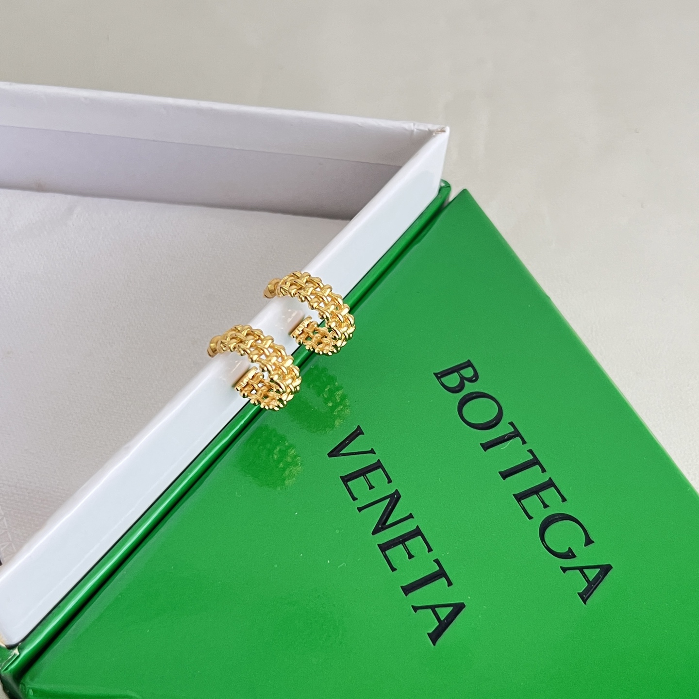 】Bottega Veneta 🆕BV耳钉  金属感十足  特别特别赞，整体细节非常令人惊喜，设计感十足