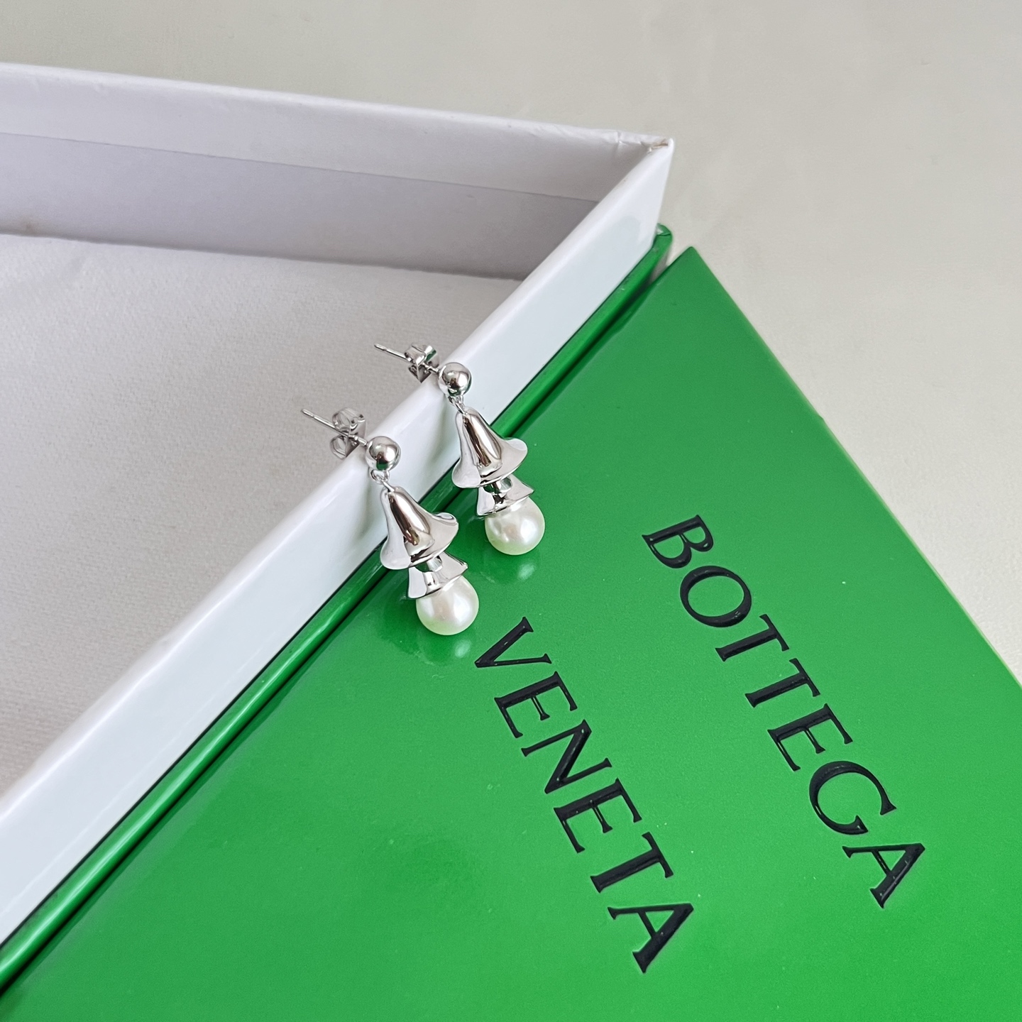 】Bottega Veneta 🆕BV耳钉  金属感十足  特别特别赞，整体细节非常令人惊喜，设计感十足