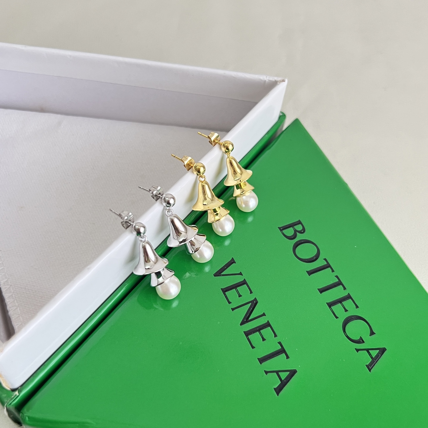】Bottega Veneta 🆕BV耳钉  金属感十足  特别特别赞，整体细节非常令人惊喜，设计感十足
