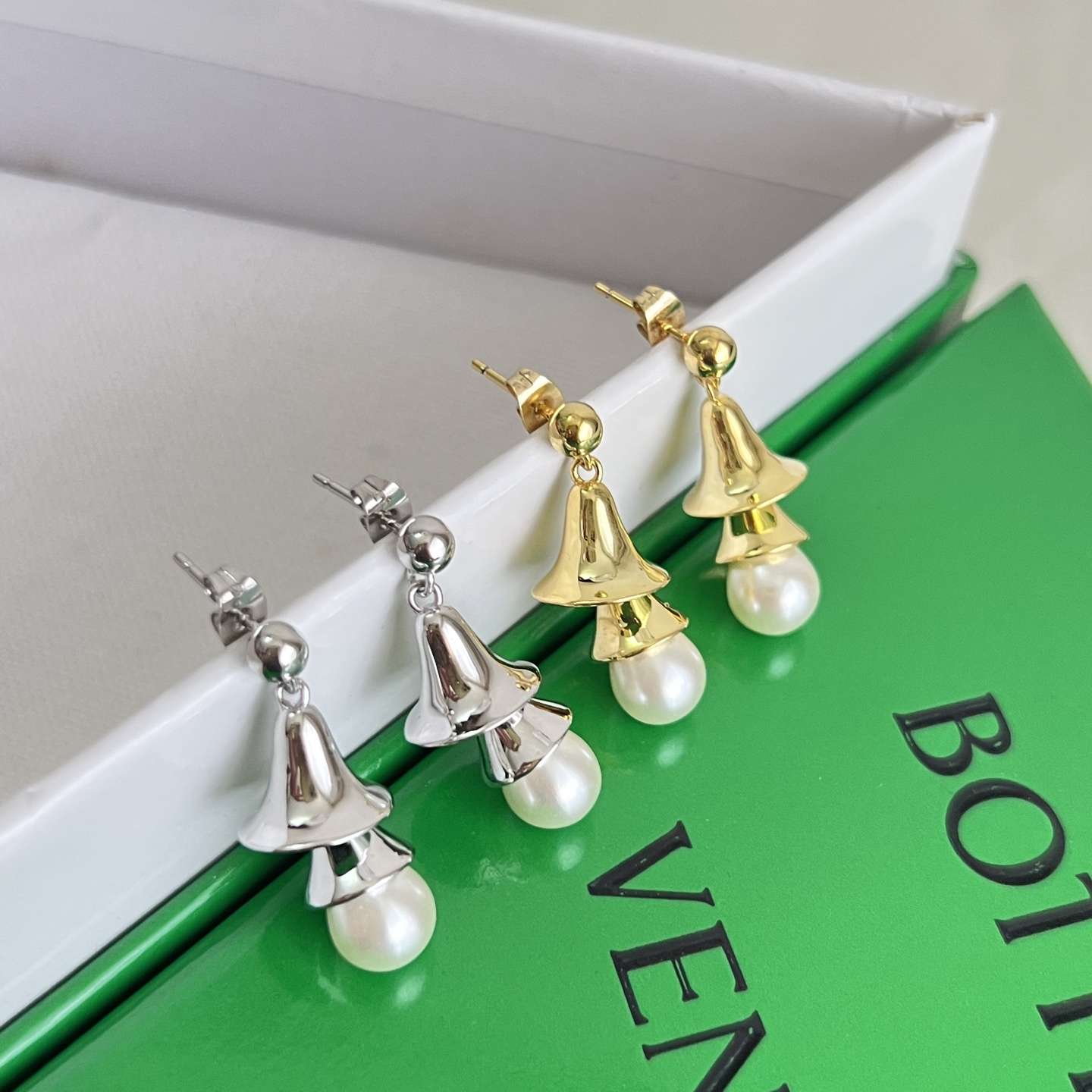 】Bottega Veneta 🆕BV耳钉  金属感十足  特别特别赞，整体细节非常令人惊喜，设计感十足