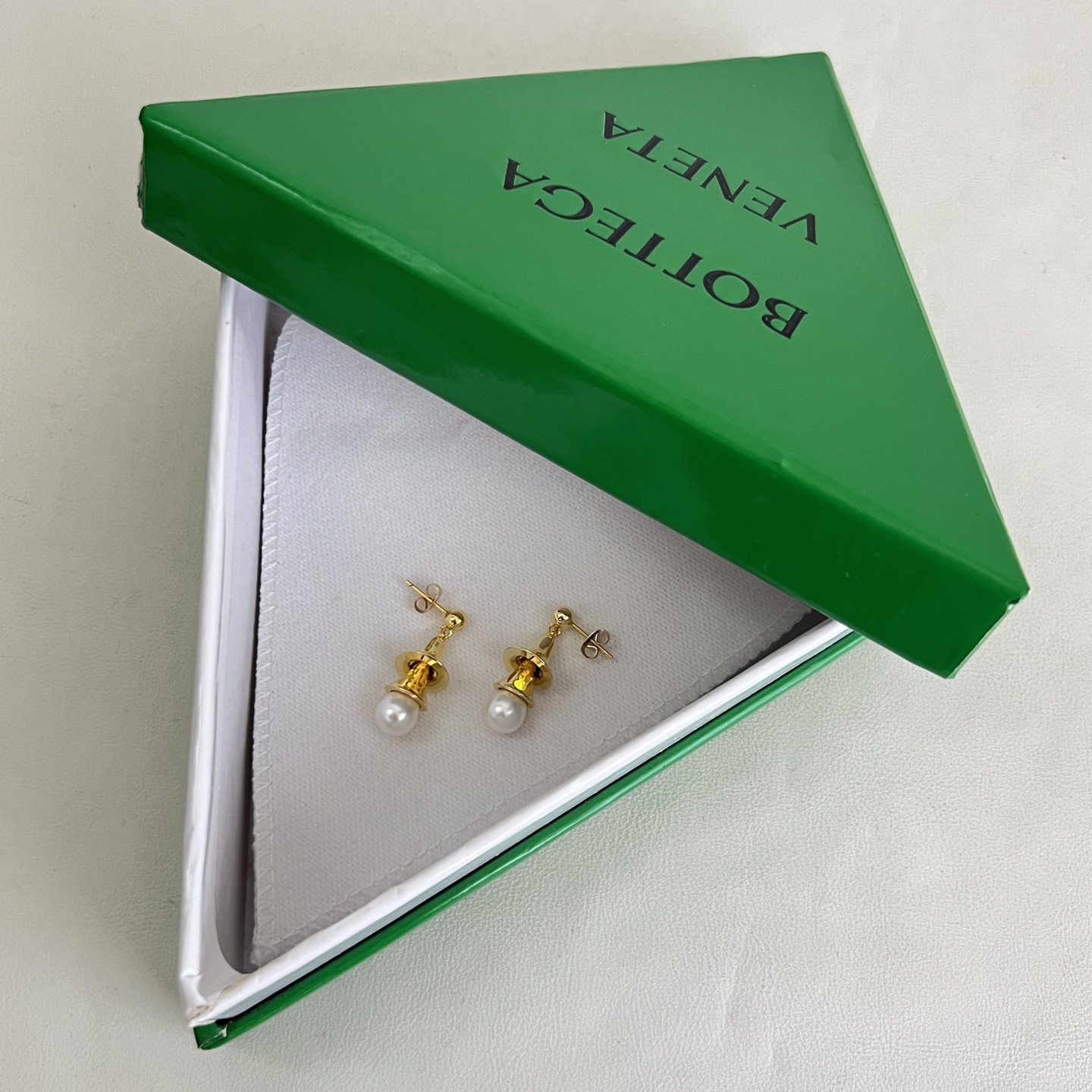 】Bottega Veneta 🆕BV耳钉  金属感十足  特别特别赞，整体细节非常令人惊喜，设计感十足