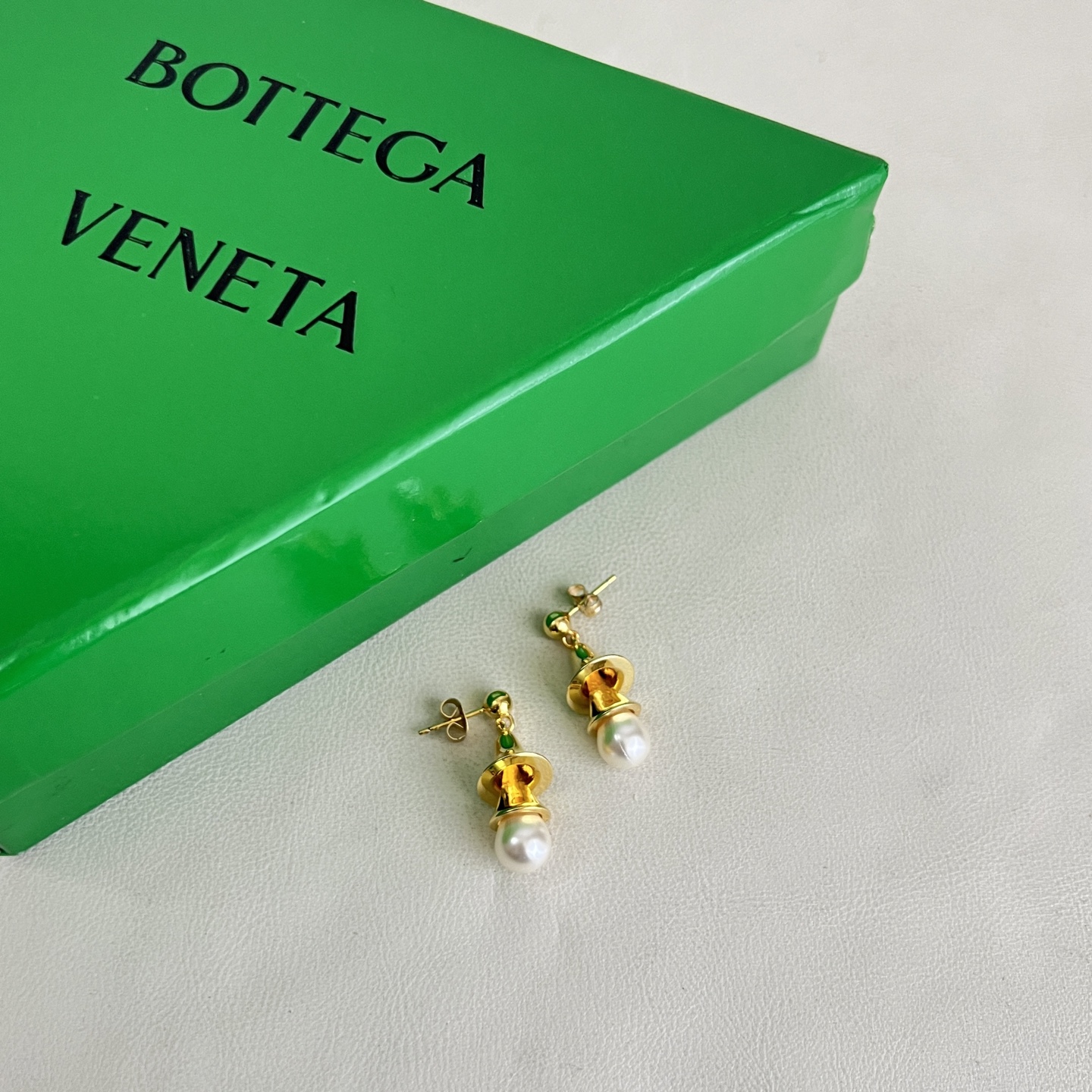 】Bottega Veneta 🆕BV耳钉  金属感十足  特别特别赞，整体细节非常令人惊喜，设计感十足