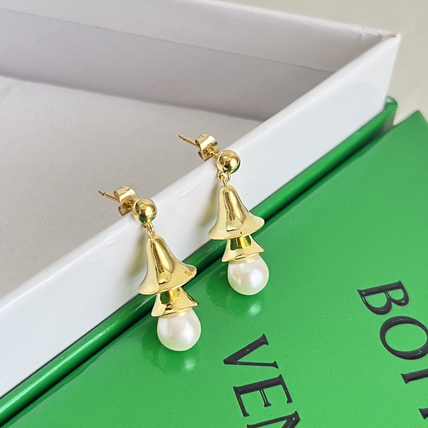 】Bottega Veneta 🆕BV耳钉  金属感十足  特别特别赞，整体细节非常令人惊喜，设计感十足