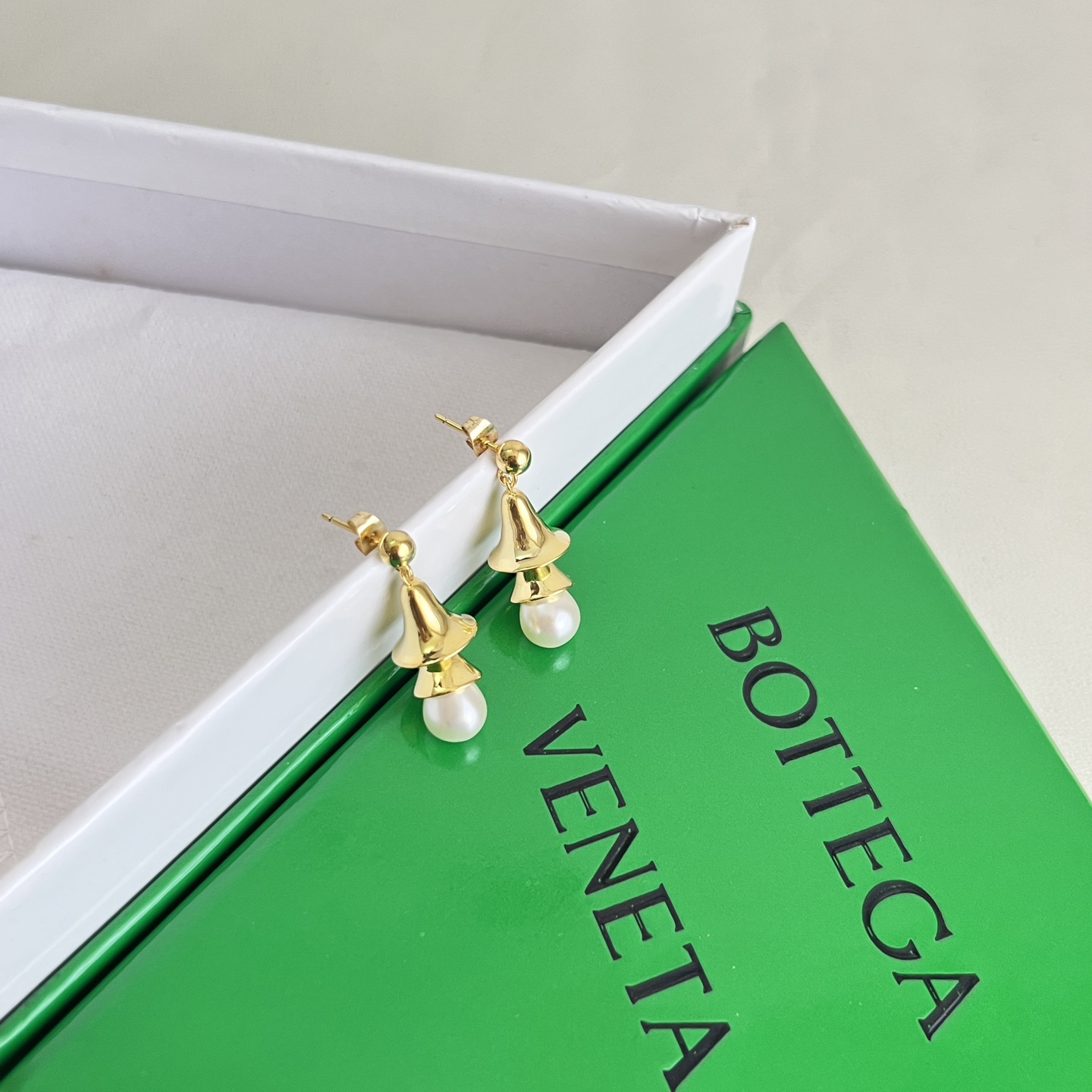 】Bottega Veneta 🆕BV耳钉  金属感十足  特别特别赞，整体细节非常令人惊喜，设计感十足
