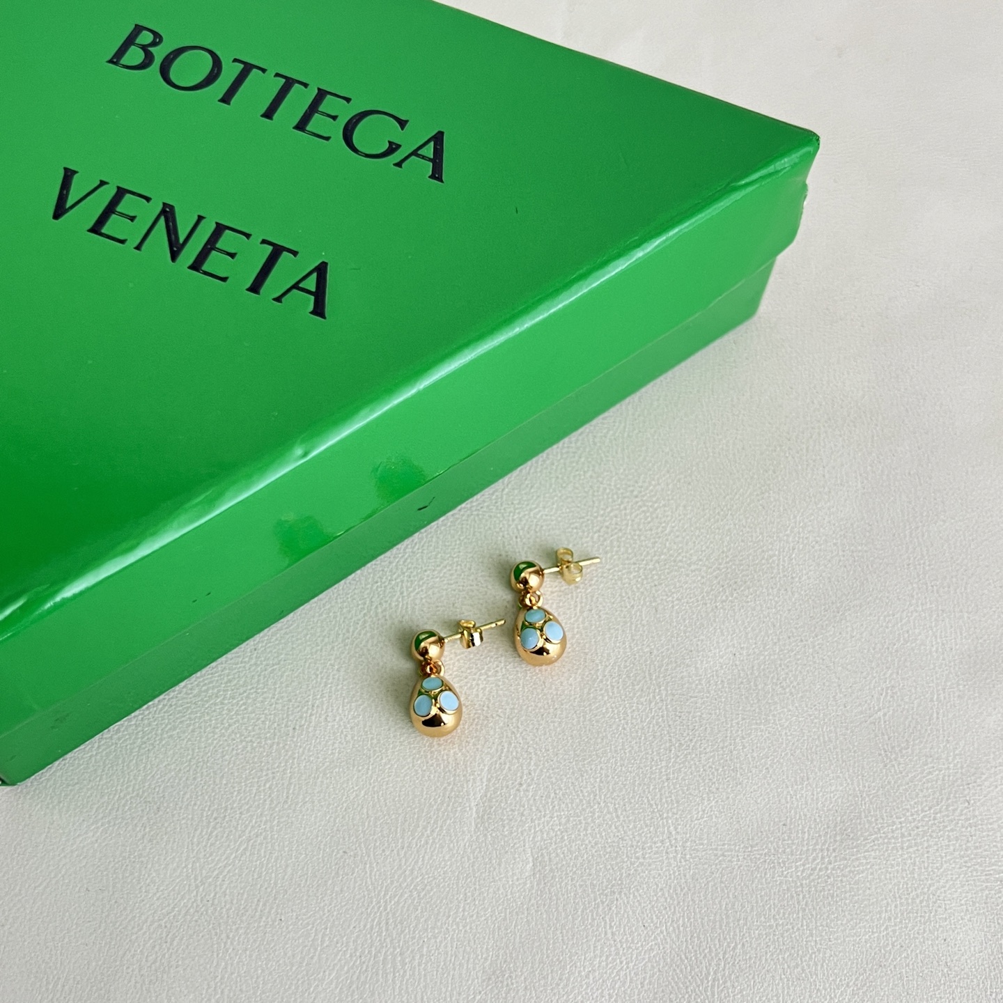 】Bottega Veneta 🆕BV耳钉  金属感十足  特别特别赞，整体细节非常令人惊喜，设计感十足