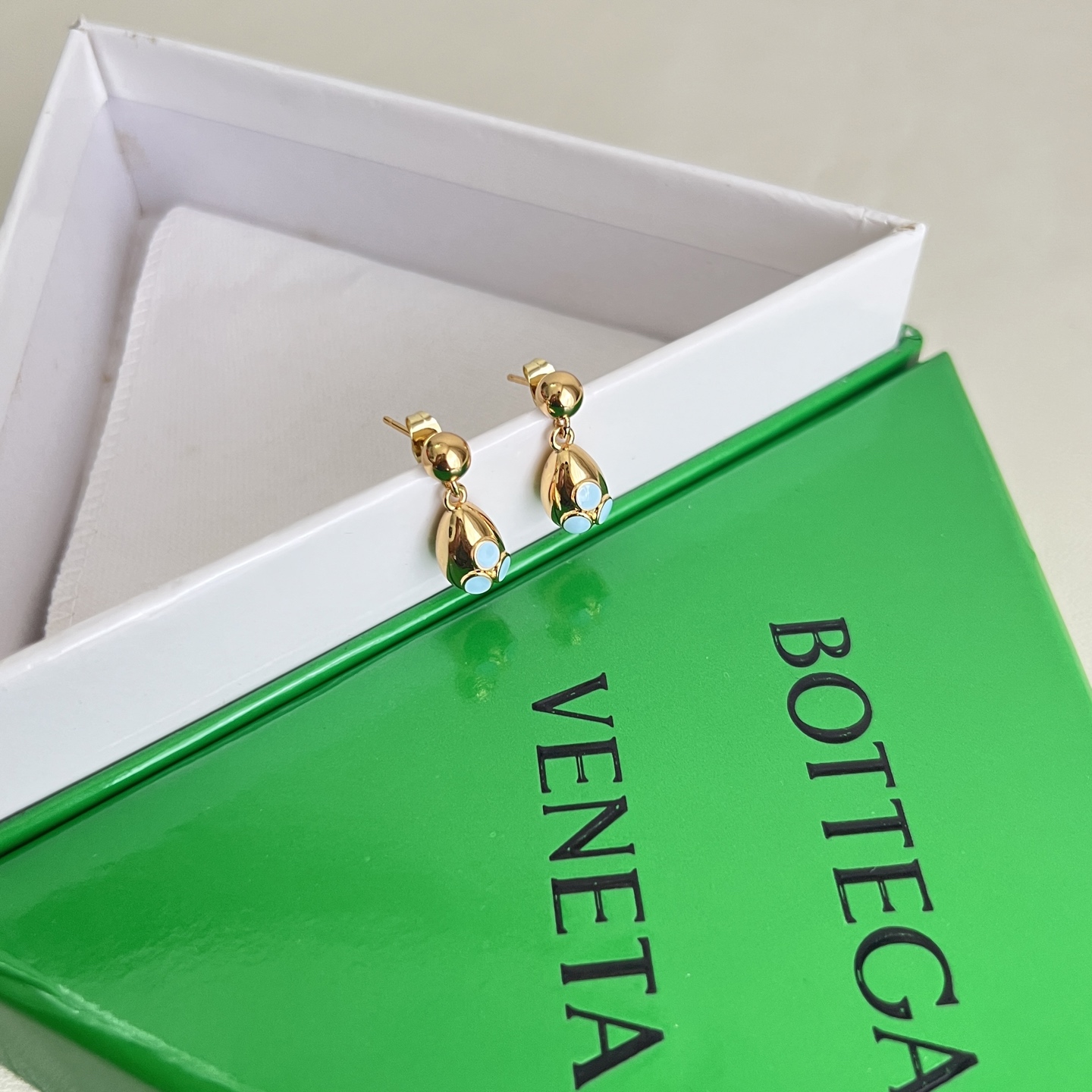】Bottega Veneta 🆕BV耳钉  金属感十足  特别特别赞，整体细节非常令人惊喜，设计感十足
