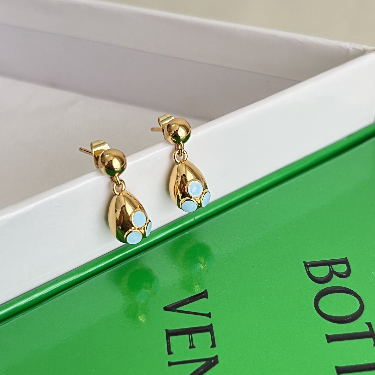 】Bottega Veneta 🆕BV耳钉  金属感十足  特别特别赞，整体细节非常令人惊喜，设计感十足