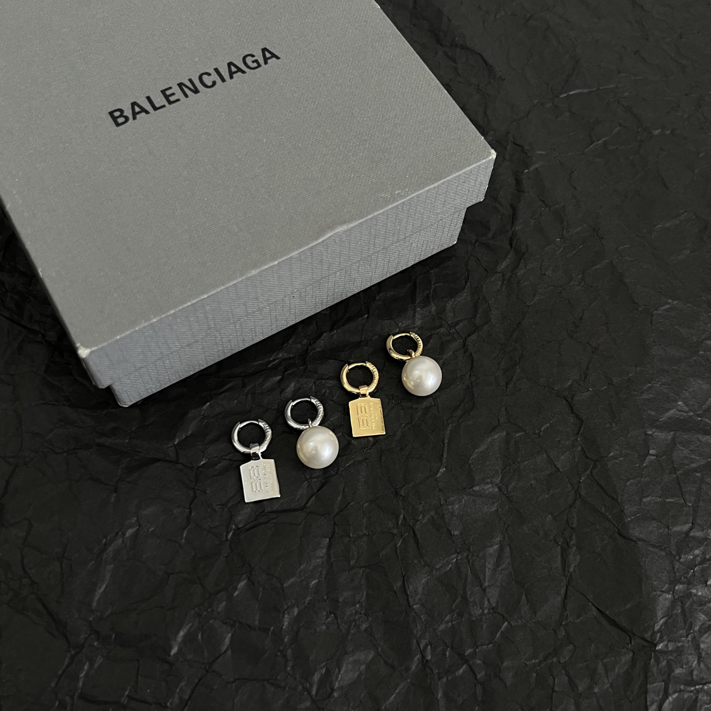 】 巴黎世家 Balenciaga 耳钉  简单大方 大牌金质感饱满 ，搭配衣服超好看 ！！