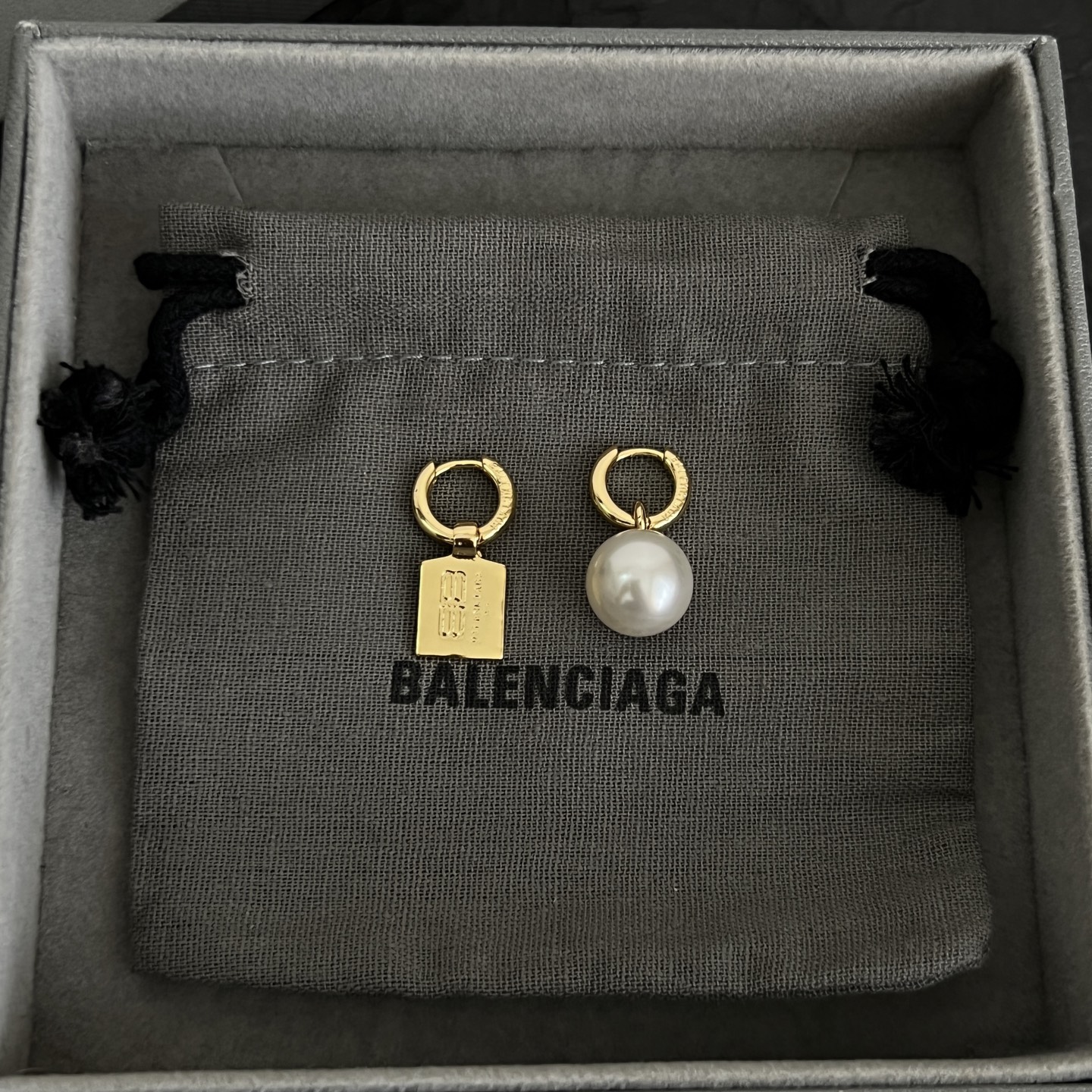 】 巴黎世家 Balenciaga 耳钉  简单大方 大牌金质感饱满 ，搭配衣服超好看 ！！
