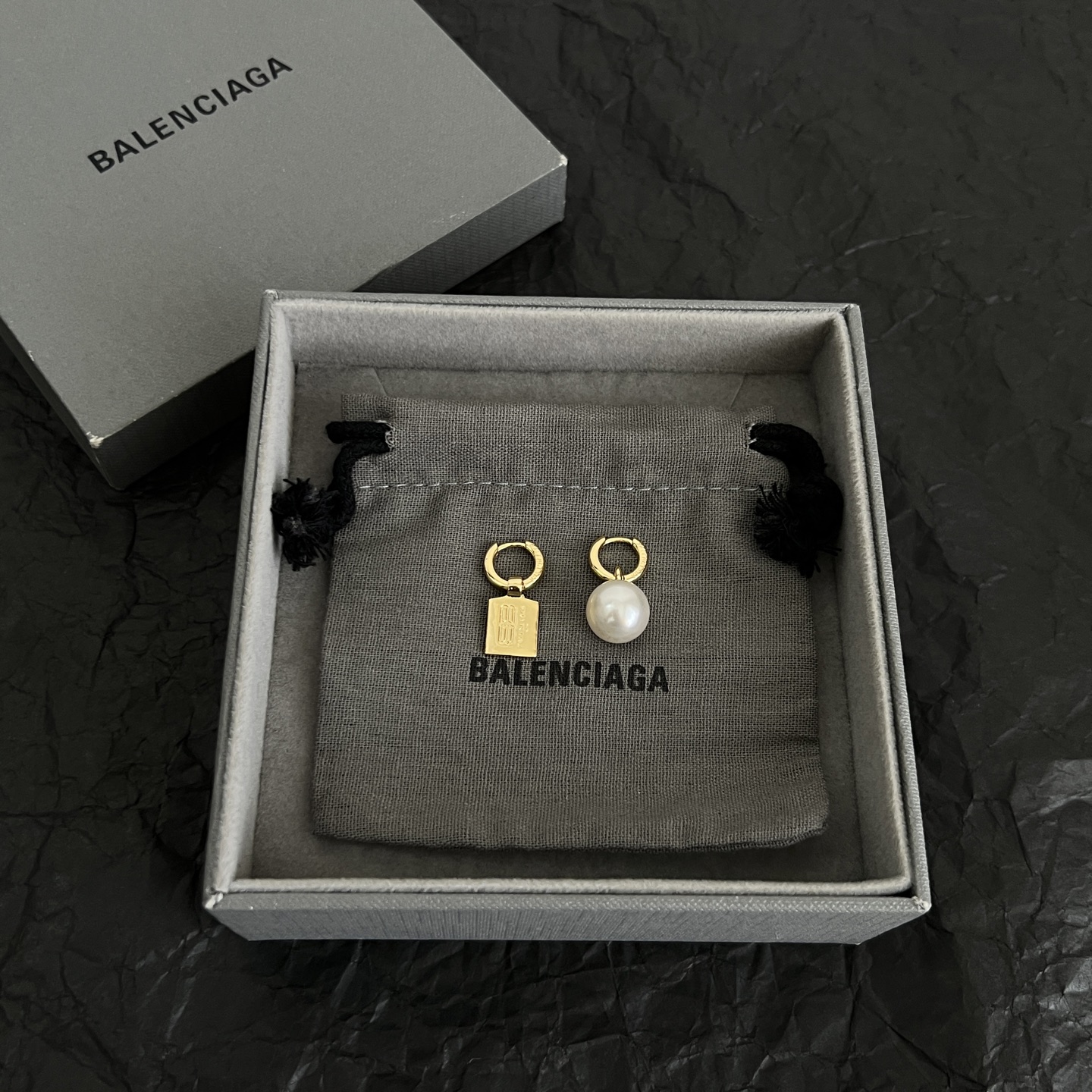 】 巴黎世家 Balenciaga 耳钉  简单大方 大牌金质感饱满 ，搭配衣服超好看 ！！
