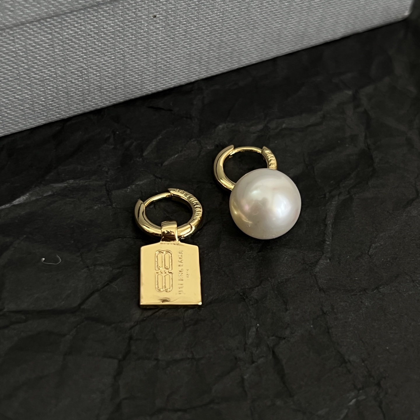 】 巴黎世家 Balenciaga 耳钉  简单大方 大牌金质感饱满 ，搭配衣服超好看 ！！