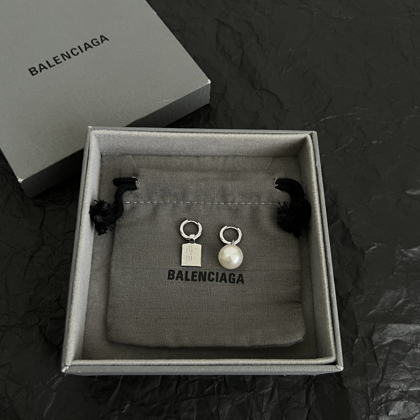 】 巴黎世家 Balenciaga 耳钉  简单大方 大牌金质感饱满 ，搭配衣服超好看 ！！