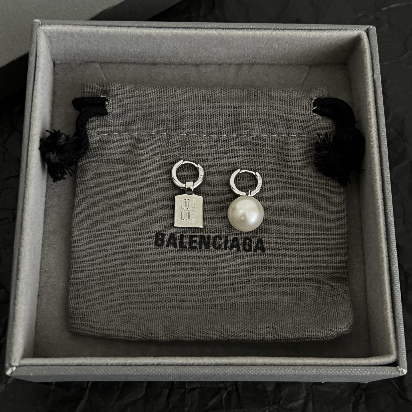 】 巴黎世家 Balenciaga 耳钉  简单大方 大牌金质感饱满 ，搭配衣服超好看 ！！