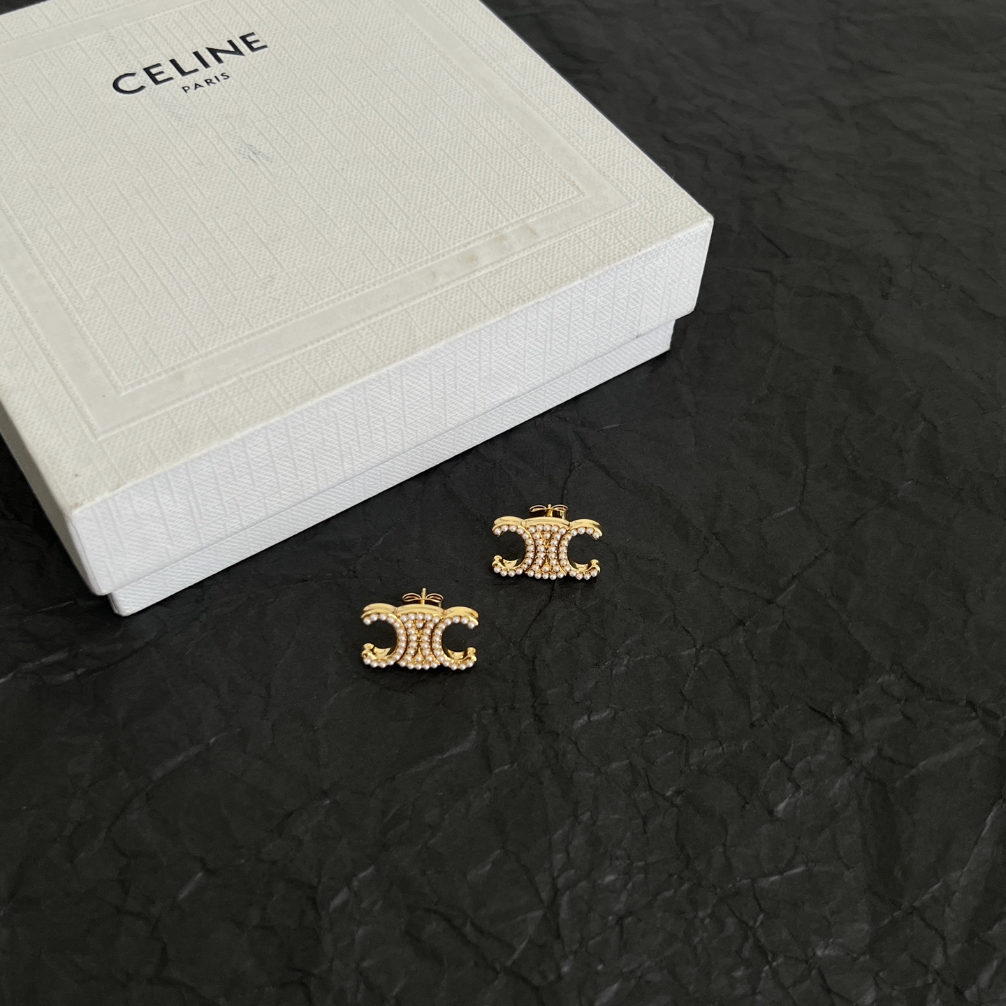 】Celine 赛琳 耳耳钉 一直是简约时尚界的标杆大胆的设计 百看不厌▪️搭配起来更Fashion ✨