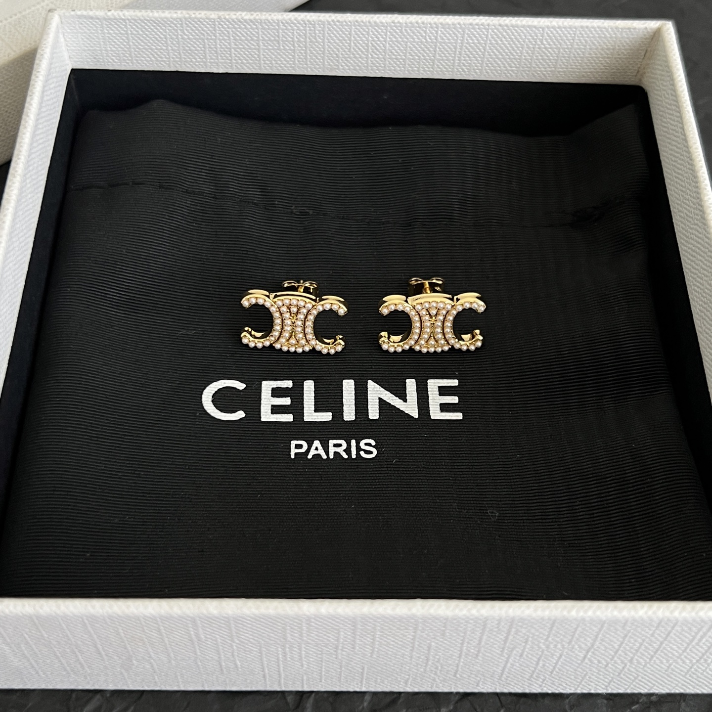 】Celine 赛琳 耳耳钉 一直是简约时尚界的标杆大胆的设计 百看不厌▪️搭配起来更Fashion ✨