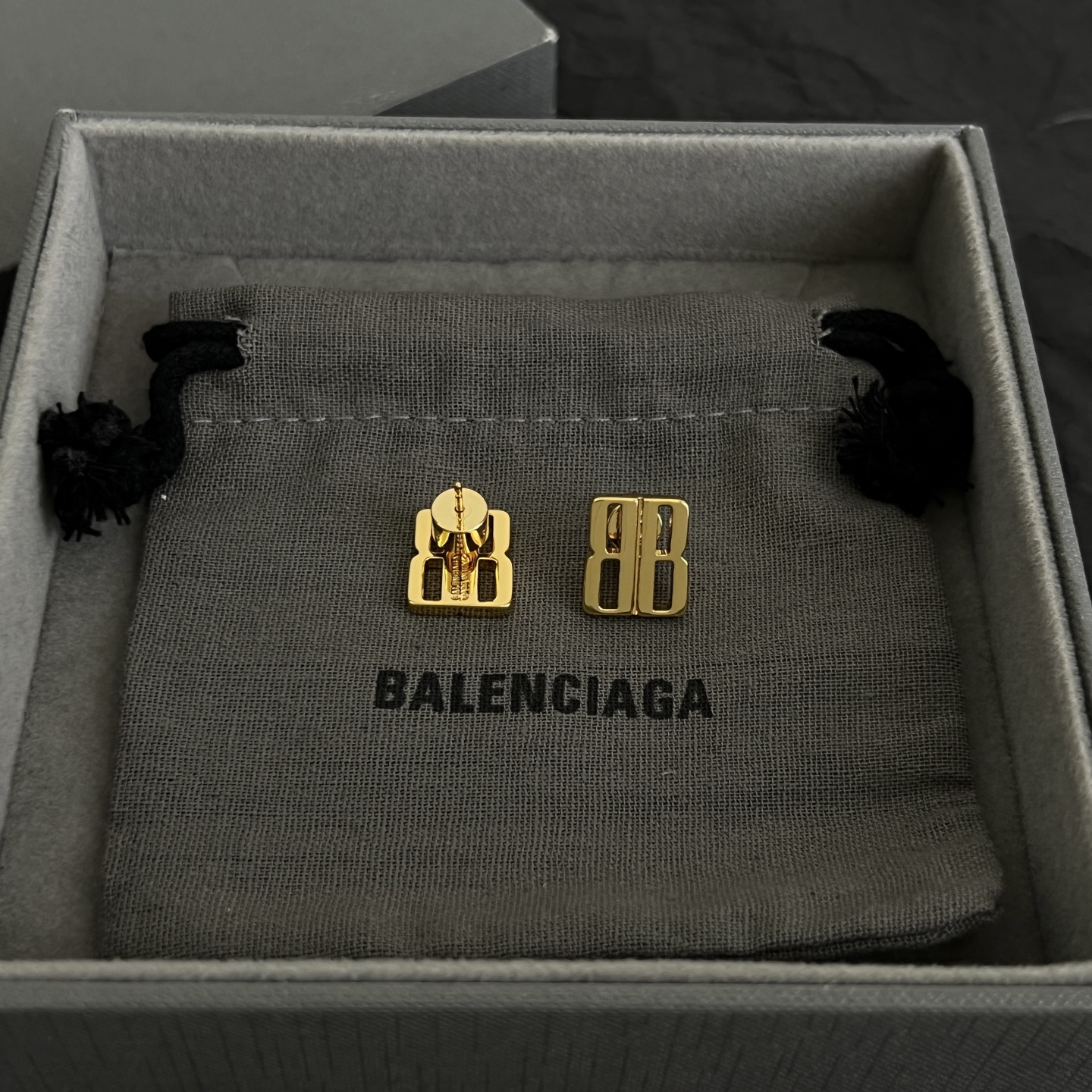 】 巴黎世家 Balenciaga 耳钉  简单大方 大牌金质感饱满 ，搭配衣服超好看 ！！