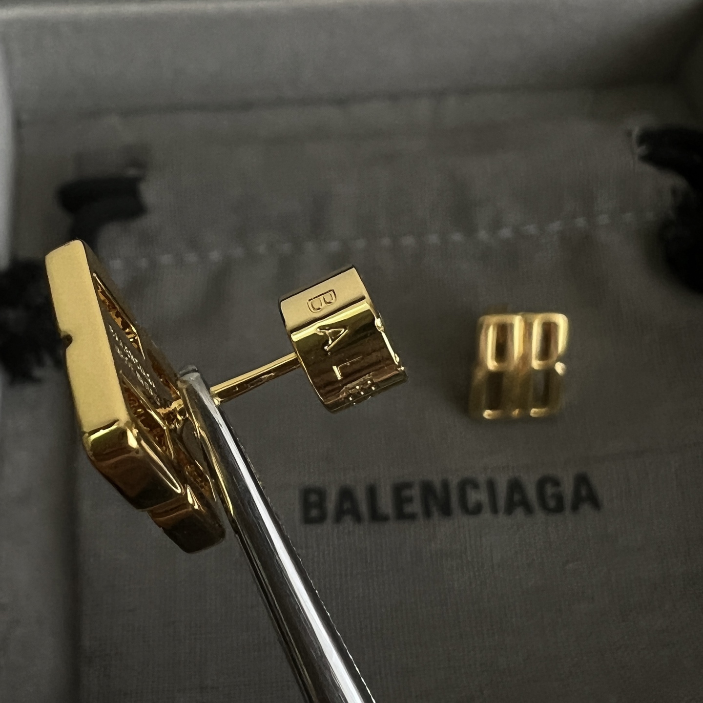 】 巴黎世家 Balenciaga 耳钉  简单大方 大牌金质感饱满 ，搭配衣服超好看 ！！