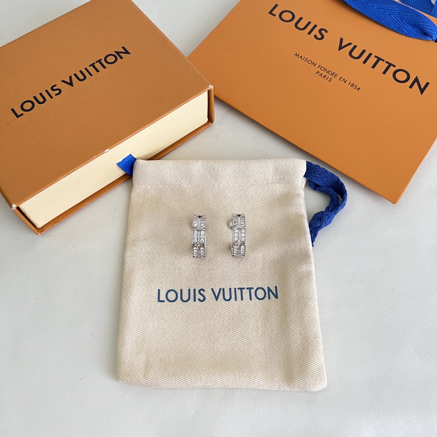 】原单货 LV 耳钉🔹🔹Louis Vuitton 路易威登 🔹专柜一致材质 火爆款出货 设计独特 复古