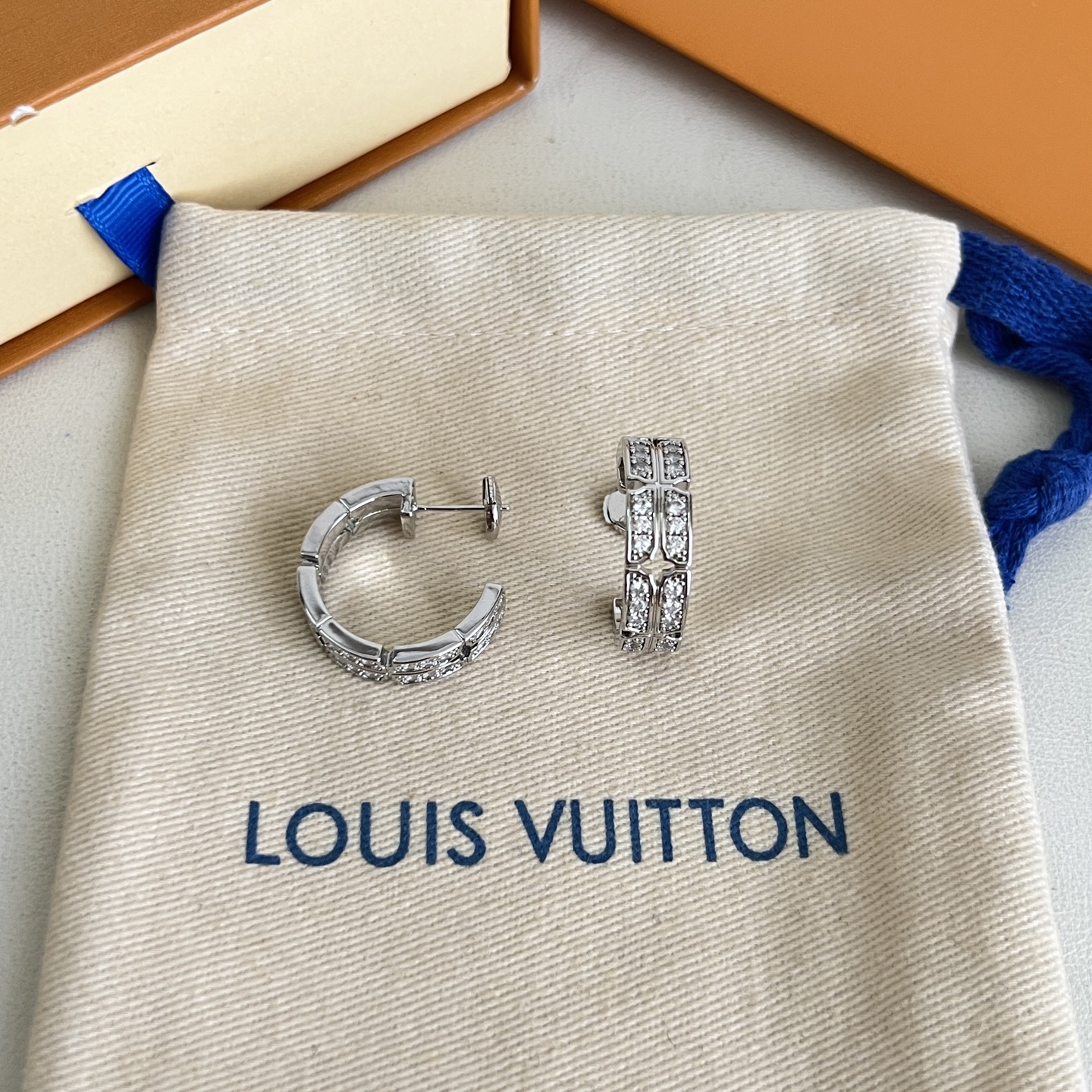 】原单货 LV 耳钉🔹🔹Louis Vuitton 路易威登 🔹专柜一致材质 火爆款出货 设计独特 复古