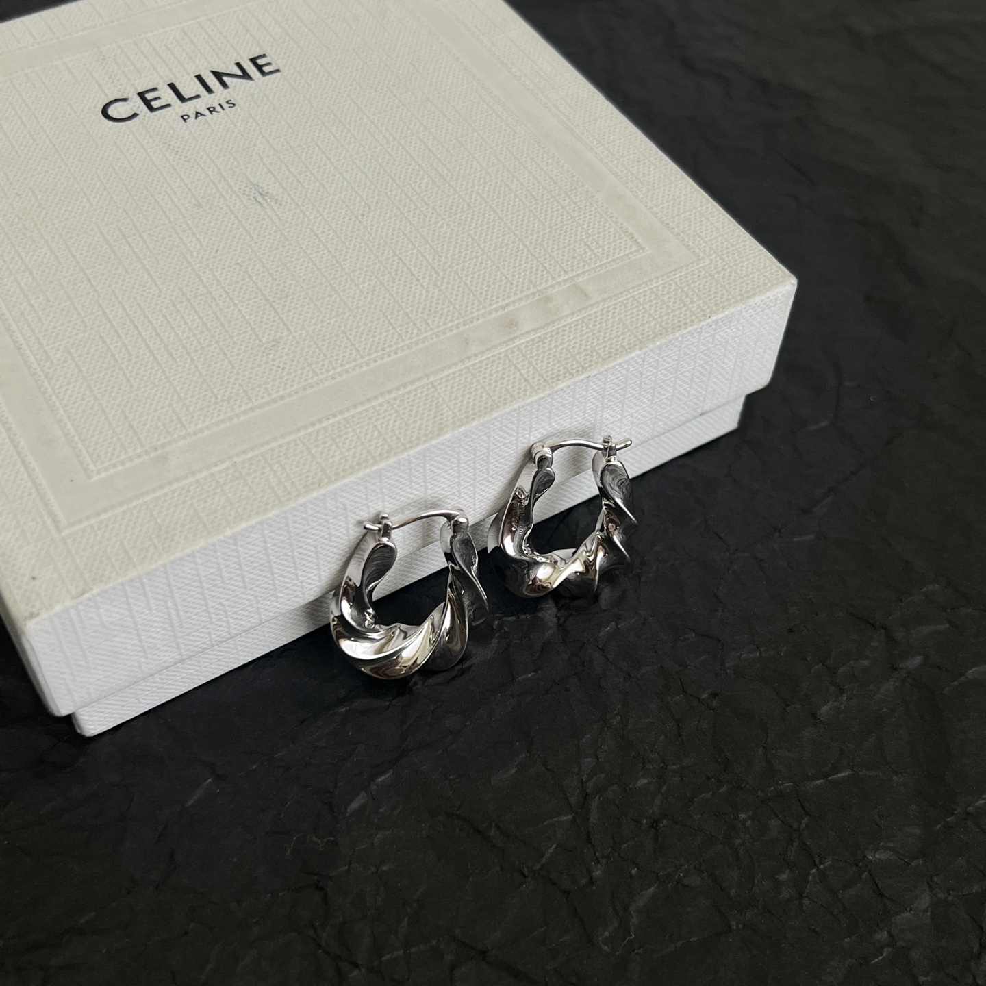 】Celine 赛琳 耳环 一直是简约时尚界的标杆大胆的设计 百看不厌▪️搭配起来更Fashion ✨✨