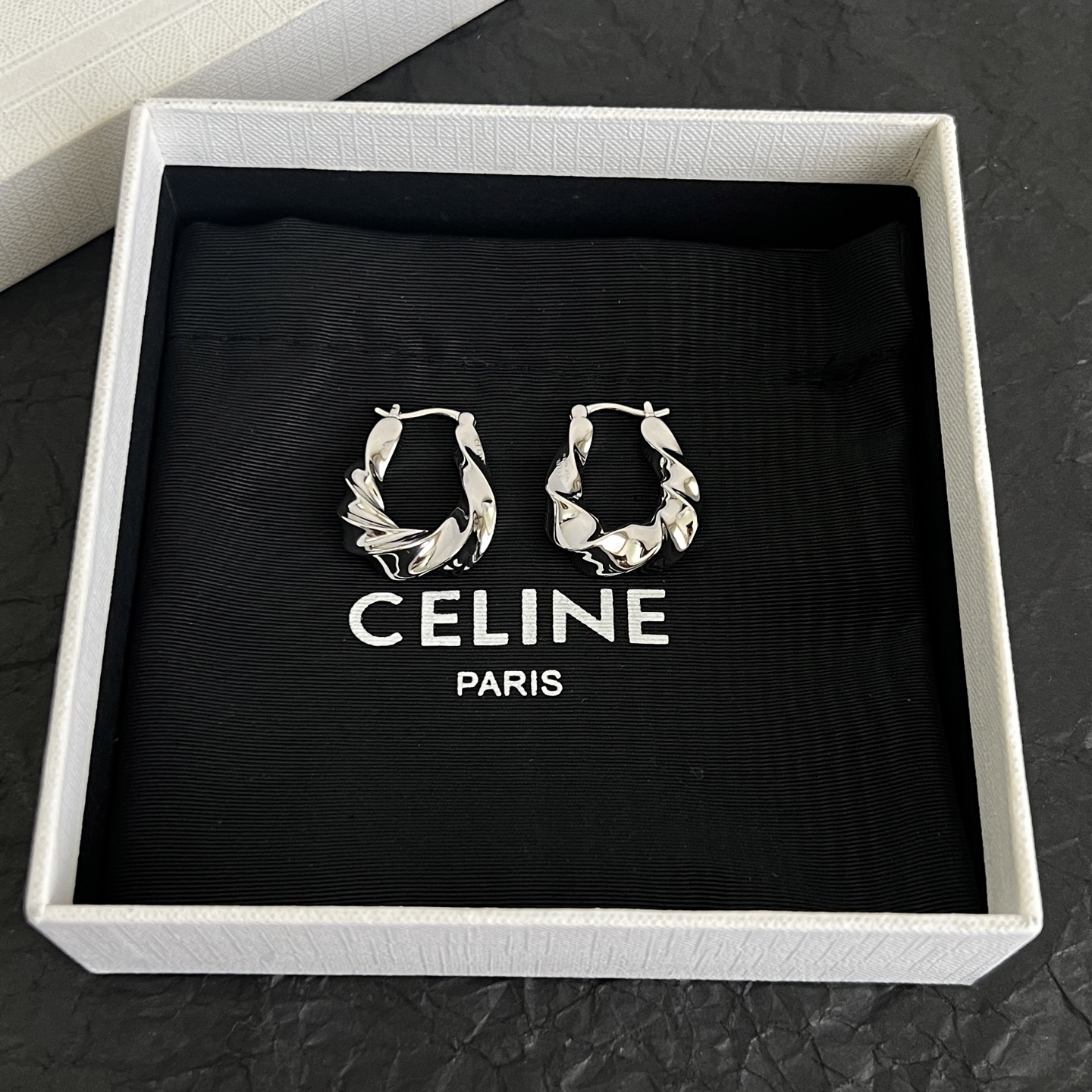 】Celine 赛琳 耳环 一直是简约时尚界的标杆大胆的设计 百看不厌▪️搭配起来更Fashion ✨✨