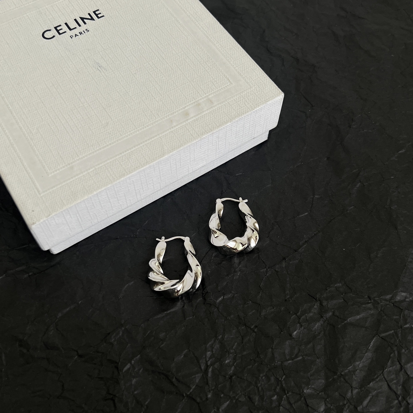 】Celine 赛琳 耳环 一直是简约时尚界的标杆大胆的设计 百看不厌▪️搭配起来更Fashion ✨✨